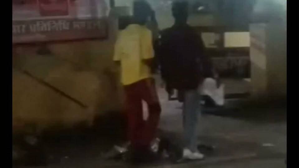 Shahjahanpur : हद्दफ चौकी के अंदर युवकों ने बनाई रील,वीडियो हुआ वायरल, जांच में जुटी पुलिस...