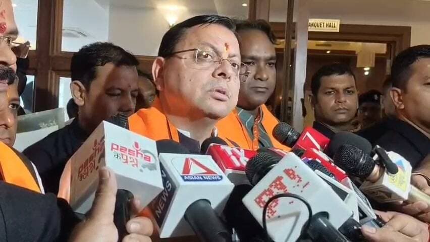 🚨मौलाना मुफ्ती मुजीब की बढ़ सकती हैं मुश्किलें, CM धामी का सख्त रुख
रुद्रपुर में विवादित बयान देने वाले मौलाना मुफ्ती मुजीब की मुश्किलें अब बढ़ सकती हैं। मुख्यमंत्री पुष्कर सिंह धामी ने मामले को लेकर सख्त रुख अपनाया है। सीएम धामी ने कहा कि मौलाना के बयान की गंभीरता को देखते हुए अधिकारियों द्वारा राष्ट्रद्रोह से जुड़ी धाराओं में मुकदमा दर्ज करने की संभावनाओं पर भी विचार किया जा रहा है।
मुख्यमंत्री ने कहा कि विवादित बयान के पीछे किसी बड़े दंगे या कानून-व्यवस्था बिगाड़ने की मंशा तो नहीं थी, इसकी भी जांच की जा रही है। उन्होंने साफ कहा कि प्रदेश में कानून तोड़ने वालों के खिलाफ सख्त कार्रवाई होगी। साथ ही अवैध मदरसों के खिलाफ सरकार का अभियान भी जारी रहेगा।
पुष्कर सिंह धामी, मुख्यमंत्री उत्तराखंड