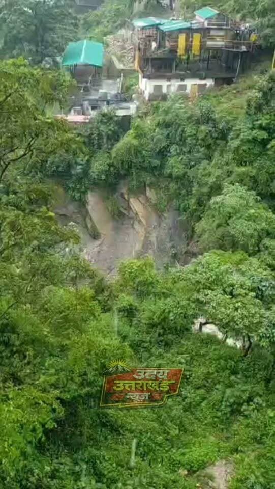 मसूरी में बारिश का कहर! कई मकानों पर मंडराया खतरा
लगातार हो रही मूसलाधार बारिश के चलते मसूरी-देहरादून मार्ग पर पानी वाले बैंड के पास नाले में तेज बहाव से भू-कटाव शुरू हो गया है। आसपास के कई मकान और दुकानें खतरे की जद में आ गई हैं। स्थानीय लोगों ने प्रशासन से जल्द सुरक्षा एवं ट्रीटमेंट की मांग की है।
वहीं मसूरी-देहरादून मार्ग पर कई जगह मलबा आने से यातायात प्रभावित है। प्रशासन की टीमें जेसीबी से मलबा हटाने में जुटी हैं, लेकिन भूस्खलन का खतरा अभी भी बना हुआ है।
#Mussoorie #MussoorieNews #Uttarakhand #HeavyRain #Landslide RainAlert Dehradun BreakingNews मसूरी उत्तराखंड