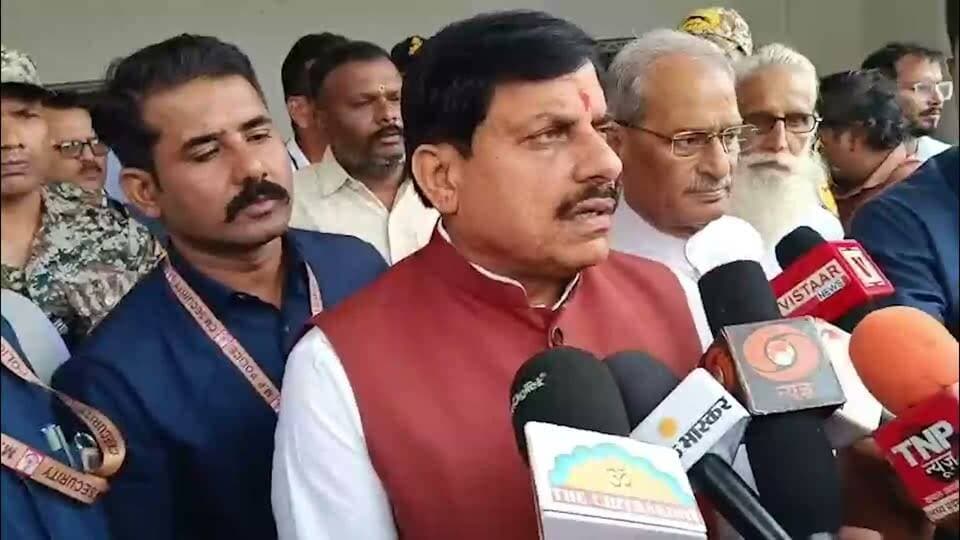 🚨 चित्रकूट में बाढ़ का संकट
अतिवृष्टि के चलते सेमरावल और मंदाकिनी नदी का जलस्तर बढ़ा, कई इलाकों में घरों में पानी घुसा और सामान को नुकसान पहुंचा। राहत-बचाव कार्य लगातार जारी हैं। प्रशासन की मुस्तैदी से अब तक जनहानि की सूचना नहीं है।
मुख्यमंत्री डॉ. मोहन यादव ने प्रभावित लोगों के लिए भोजन, पेयजल और चिकित्सा सहित सभी जरूरी व्यवस्थाएं तत्काल सुनिश्चित करने के निर्देश दिए हैं।
#चित्रकूट #बाढ़ #Flood #MadhyaPradesh #MPNews #Chitrakoot #MohanYadav #CMMP #RainAlert #HeavyRain #FloodSituation #ReliefAndRescue #TIMESMP