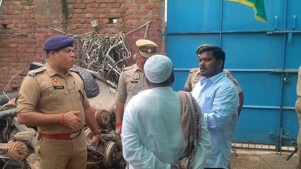 फिरोजाबाद में कबाड़ माफिया और अवैध कारोबारियों पर पुलिस का बड़ा एक्शन!
SSP आदित्य लांगे के निर्देशन और CO सिटी संतोष कुमार सिंह की अगुवाई में थाना रसूलपुर क्षेत्र में चला सघन चेकिंग अभियान। अचानक हुई पुलिस रेड से कबाड़ियों में मचा हड़कंप! अवैध धंधा करने वालों को पुलिस की सीधी चेतावनी—गड़बड़ी मिली तो सीधे जेल भेजा जाएगा।
👇 कमेंट बॉक्स में बताएं:
क्या पुलिस के इस तरह के अचानक चेकिंग अभियान से क्षेत्र में चोरी और अवैध कारोबार पर लगाम लगेगी? अपनी राय जरूर लिखें!
@firozabadpolice @uppolice @UPGovt
#FirozabadPolice #UPPolice #FirozabadNews #Rasoolpur #PoliceAction #CheckingDrive #CrimeNews #UPNews #BreakingNews #ViralNews #LatestNews #ExplorePage #TrendingReels