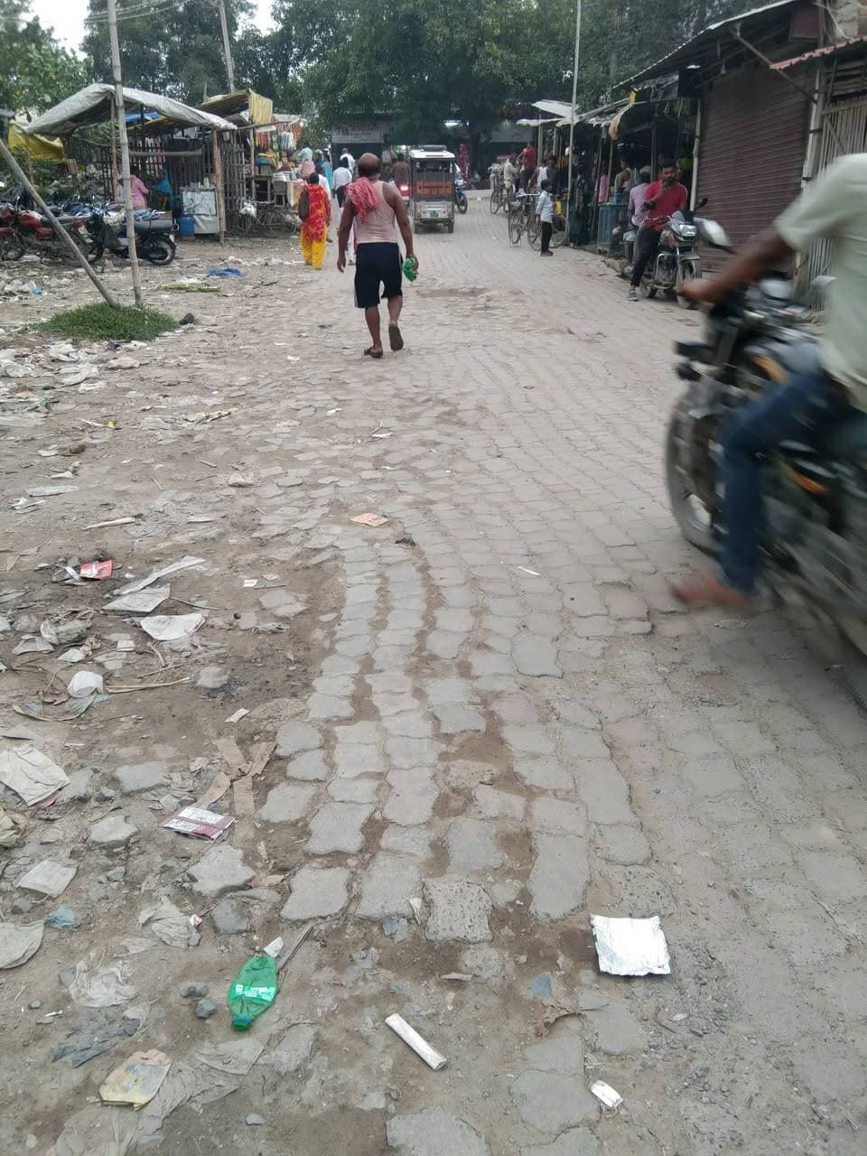इतना टैक्स देने के बाद भी आम जनता को क्या मिलता है 🤔 सड़क पर गड्ढा, यह #दलसिंहसराय नगर परिषद के बलान नदी किनारे स्थित गुदरी पुल से गोला पट्टी की तरफ आने वाली सड़क है,पूरी तरह से छर्तिग्रस्त बोल सकते है.
अब कुछ लोग कॉमेंट में बोलेगे आप इसे ठीक क्यों नहीं किये फोटो लेने के बाद 😁 तो भैया यह काम क्षेत्र के जनप्रतिनिधि का है की जहाँ समस्या हो उसे लड़ कर ठीक करवाए ना की पत्रकार का, पत्रकार का काम समस्याओं को दिखाना है जिसे ठीक प्रशासन द्वारा किया भी जाता है!
परन्तु सोचने वाली बात है वोट देने के बाद 5 साल में क्या काम किये क्षेत्र के लिए? कितने घरो में नल जल का पानी पहुंच रहा है? किस गली का सड़क सही सलामत है?, किस गली में नाली सही से बना है? कितनी पोल पर लाइट जल रही है? कितना शौचालय, कितना आवास, ऐसी बहुत सारी बाते जो सिर्फ मुद्दा बन कर फाइलो में दबी रह जाती है. और मलाई कुर्सी पर बैठे लोग खाते रहते है और आम जनता को क्या मिलता तो गड्ढा 👇