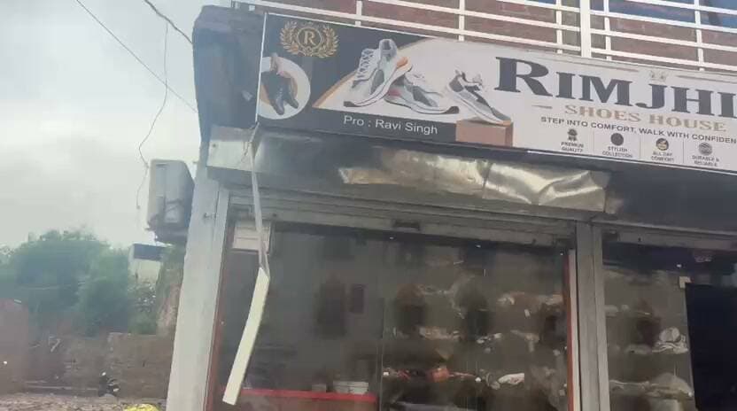 चित्रकूट में बाढ़ ने मचाई भारी तबाही रिमझिम शूज हाउस का हुआ 10 से 12 लाख रुपए तक का भारी नुक्सान इस तरह पूरे चित्रकूट अपनी जिंदगी भर की कमाई से दुकान खोल कर बैठे सभी लोग है नुकसान के भारी चपेट में प्रशासन से सहायता की उम्मीद।