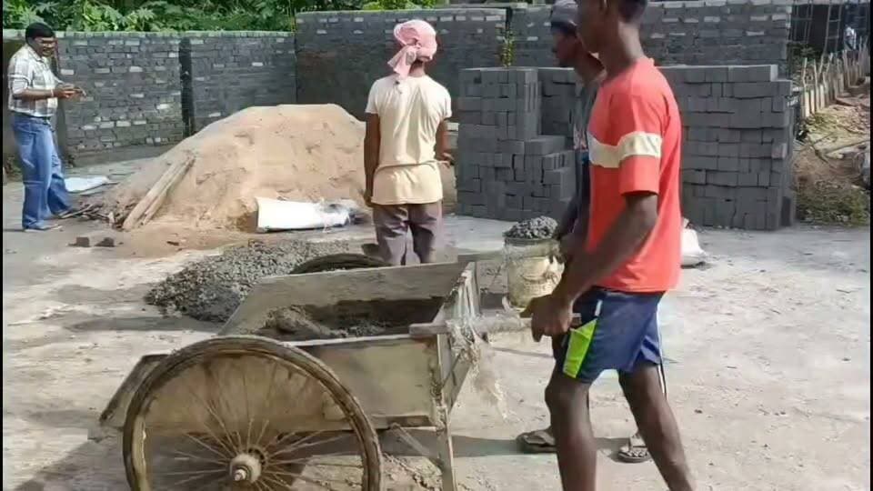 गोविंदपुर अंचल सह प्रखंड कार्यालय में सरकारी पैसा का किया जा रहा दुरपयोग ठेकेदार के द्वारा किया जा रहा है मनमानी