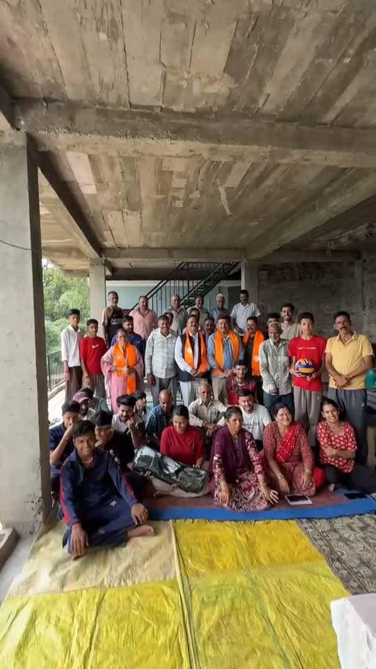 मन की बात’ कार्यक्रम के दौरान बूथ नंबर 23 में कार्यकर्ताओं के साथ उपस्थित रहे भाजपा नेता डॉ. राजेश कश्यप
सोलन, 30 अगस्त 2026: प्रधानमंत्री नरेंद्र मोदी के लोकप्रिय कार्यक्रम ‘मन की बात’ का आयोजन आज ग्राम पंचायत छावशा एवं पोधना पंचायत के बूथ नंबर 23 में किया गया। इस अवसर पर बड़ी संख्या में स्थानीय लोग उपस्थित रहे और सभी ने प्रधानमंत्री के विचारों को उत्साहपूर्वक सुना।