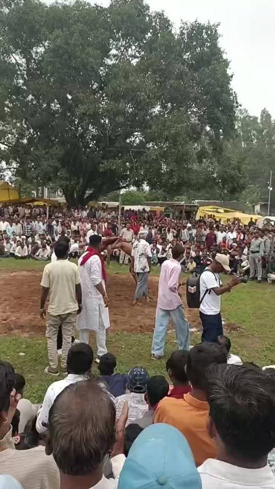 🔴 LIVE | ऐतिहासिक भुजलिया मेला – इकलहरा 🤼♂️🔥
इकलहरा के ऐतिहासिक भुजलिया मेले में भव्य दंगल प्रतियोगिता का रोमांचक आयोजन!
💪 पहलवानों के जोरदार दांव-पेंच और शानदार मुकाबलों का सीधा प्रसारण।
📍 इकलहरा
🤼♂️ भव्य दंगल | LIVE
#भुजलिया_मेला #इकलहरा #दंगल #कुश्ती #पहलवान #Live #लोकपरंपरा