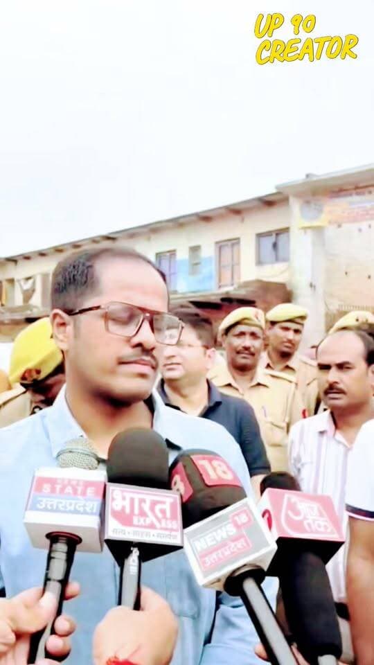 बाढ़ प्रभावित क्षेत्रों में राहत एवं पुनर्बहाली कार्य तेज
माँ मंदाकिनी नदी का जलस्तर कम होने के बाद प्रशासन ने राहत और पुनर्बहाली कार्यों को तेज कर दिया है। जिलाधिकारी एवं पुलिस अधीक्षक ने रामघाट, गोबरिया सहित बाढ़ प्रभावित क्षेत्रों का स्थलीय निरीक्षण कर स्थिति का जायजा लिया।
जिलाधिकारी ने नगर पालिका, ब्लॉक टीम एवं पंचायतीराज विभाग को प्रभावित मार्गों और क्षेत्रों में तत्काल साफ-सफाई एवं स्वच्छता अभियान चलाने के निर्देश दिए, ताकि जल्द से जल्द आवागमन और जनजीवन सामान्य हो सके।
गोबरिया क्षेत्र में बाढ़ प्रभावित लोगों को भोजन का वितरण भी किया गया। साथ ही अधिकारियों को निर्देशित किया गया कि सभी प्रभावित परिवारों तक राहत सामग्री एवं आवश्यक वस्तुएँ समय पर पहुँचाई जाएँ।
🙏 प्रशासन और राहत टीमों द्वारा लगातार प्रभावित लोगों की मदद एवं पुनर्बहाली का कार्य जारी है।
#Chitrakoot #FloodRelief #MaaMandakini #FloodUpdate #StaySafe