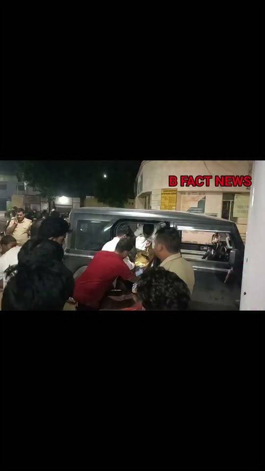 बहराइच में दर्दनाक सड़क हादसा: अज्ञात वाहन की टक्कर से स्कूटी सवार युवक की मौत, पुलिस ने वाहन व चालक को लिया हिरासत में
कोतवाली देहात क्षेत्र में शनिवार देर रात हुए सड़क हादसे में 35 वर्षीय मानस, पुत्र श्रवण कुमार की दर्दनाक मौत हो गई।
जानकारी के मुताबिक, मानस स्कूटी से जा रहे थे, तभी वन विभाग कार्यालय से पानी की टंकी के बीच एक तेज रफ्तार वाहन ने उनकी स्कूटी को जोरदार टक्कर मार दी। हादसे में मानस गंभीर रूप से घायल हो गए।
स्थानीय लोगों की मदद से उन्हें अस्पताल पहुंचाया गया, लेकिन डॉक्टरों ने जांच के बाद मृत घोषित कर दिया। हादसे की सूचना मिलते ही परिजनों में कोहराम मच गया।
वहीं, कोतवाली देहात पुलिस ने मामले में कार्रवाई करते हुए वाहन और चालक को हिरासत में लिया है। पुलिस हादसे की जांच में जुटी है।
बताया जा रहा है कि पूरा मामला देहात कोतवाली क्षेत्र के पंचवटी होटल के पास का है।
