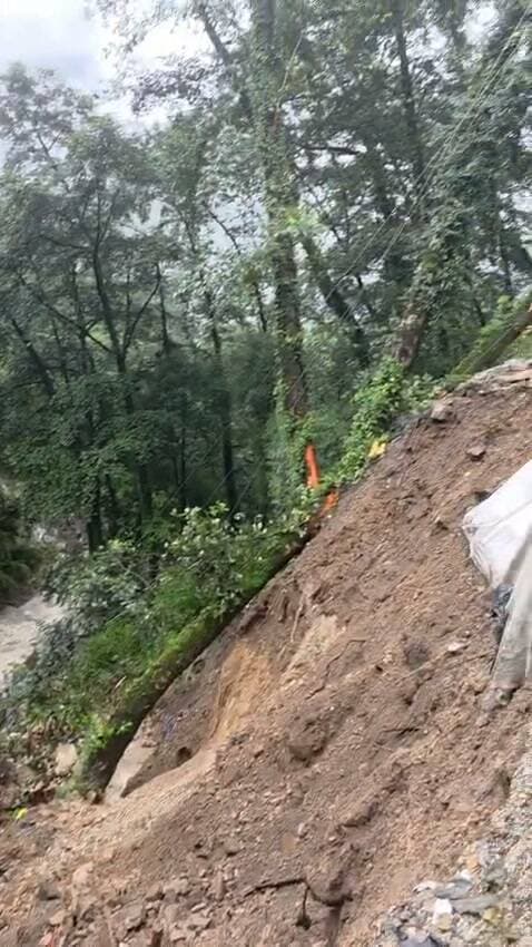 🌧️
केदारघाटी में मूसलाधार बारिश से बढ़ी मुश्किलें
रुद्रप्रयाग। केदारघाटी में लगातार हो रही मूसलाधार बारिश से नदी-नाले उफान पर हैं। जगह-जगह भू-धंसाव होने से सड़क और पैदल मार्गों पर खतरा बढ़ गया है।
बीती रात रामपुर के समीप कलाडूंगी में बरसाती गदेरे के तेज बहाव से भू-धंसाव हुआ। इसकी चपेट में आने से विद्युत विभाग की 11 केवी लाइन का डबल पोल क्षतिग्रस्त हो गया। हालांकि बैकअप व्यवस्था के चलते विद्युत आपूर्ति बाधित नहीं हुई।
बारिश को देखते हुए जिला प्रशासन अलर्ट मोड पर है। संवेदनशील स्थानों पर निगरानी बढ़ाई गई है और आपदा तंत्र को लगातार स्थिति पर नजर रखने के निर्देश दिए गए हैं।
केदारनाथ यात्रा मार्ग पर यात्रियों की सुरक्षा को लेकर SDRF, NDRF, DDRF और पुलिस के जवानों की तैनाती की गई है।
#Kedarnath #KedarnathDham #Rudraprayag #Kedarghtai #Uttarakhand #HeavyRain #Landslide #Monsoon #SDRF #NDRF #DDRF #WeatherAlert