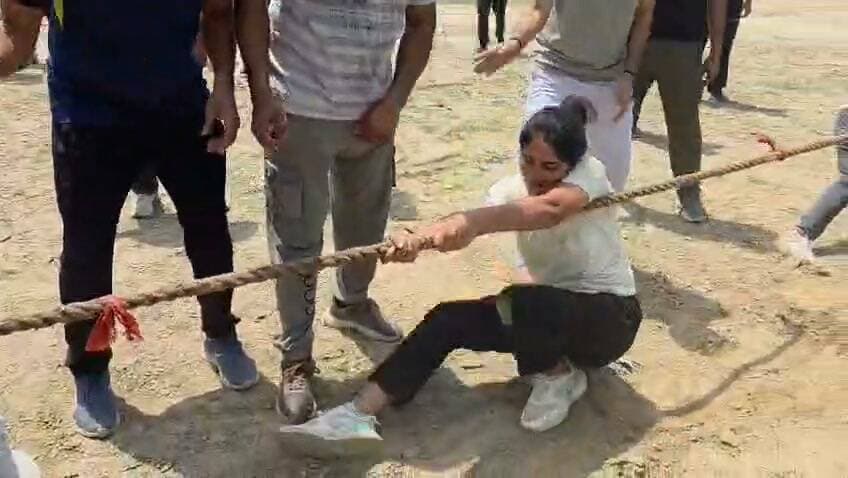 पानीपत पुलिस
29 अगस्त 2026
*राष्ट्रीय खेल दिवस पर जिला पुलिसकर्मियों के लिए कराई खेल प्रतियोगिता, वॉलीबॉल व रस्साकसी में पुरुष व महिला पुलिसकर्मियों ने उत्साह से लिया भाग*
*खेलेगा भारत, जीतेगा भारत थीम पर हुआ प्रतियोगिता का आयोजन, खिलाड़ियों में दिखा जोश*
पानीपत, 29 अगस्त ( ) राष्ट्रीय खेल दिवस के अवसर पर शनिवार को पानीपत पुलिस लाइन में “खेलेगा भारत, जीतेगा भारत” थीम पर पुलिसकर्मियों के लिए खेल प्रतियोगिता का आयोजन किया गया। प्रतियोगिता में पुरुष एवं महिला पुलिसकर्मियों ने पूरे उत्साह, ऊर्जा और खेल भावना के साथ भाग लिया। वॉलीबॉल और रस्साकसी प्रतियोगिताओं में खिलाड़ियों ने अपना हुनर दिखाया। खेल प्रतियोगिता के दौरान सभी ने खेल भावना का परिचय दिया।
पुलिस महानिदेशक हरियाणा (डीजीपी) श्री अजय सिंघल आईपीएस की प्रेरणा व निर्देशानुसार तथा पुलिस अधीक्षक पानीपत श्री भूपेंद्र सिंह आईपीएस के कुशल नेतृत्व एवं मार्गदर्शन में राष्ट्रीय खेल दिवस के अवसर पर इस खेल प्रतियोगिता का आयोजन करवाया गया। खेल प्रतियोगिता का उद्देश्य पुलिसकर्मियों एवं स्थानीय निवासियों में खेल भावना, शारीरिक दक्षता, टीम भावना, अनुशासन, आपसी समन्वय और खेल भावना को बढ़ावा देना तथा स्वस्थ जीवनशैली के प्रति आकर्षित करना है। साथ ही युवाओं को नशे से दूर रहकर खेलों की तरफ बढ़ने के लिए प्रेरित करना है।
खेल प्रतियोगिता में पुरुष एवं महिला पुलिसकर्मियों ने अलग-अलग टीमों में भाग लेते हुए वॉलीबॉल और रस्साकसी प्रतियोगिता में अपनी प्रतिभा का दमखम दिखाया। रस्साकसी प्रतियोगिता में प्रतिभागियों ने पूरी ताकत और जोश के साथ मुकाबला किया, वहीं वॉलीबॉल मैचों में खिलाड़ियों ने शानदार तालमेल और खेल कौशल का प्रदर्शन किया। खेल प्रतियोगिताओं को देखने के लिए मौजूद पुलिसकर्मियों ने भी खिलाड़ियों का उत्साहवर्धन किया।
भलाई शाखा निरीक्षक इंस्पेक्टर वेदपाल ने इस अवसर पर उपस्थित पुलिसकर्मियों को राष्ट्रीय खेल दिवस के महत्व के बारे में विस्तार से जानकारी दी। उन्होंने कहा कि खेल केवल मनोरंजन का माध्यम नहीं हैं, बल्कि शारीरिक फिटनेस, मानसिक मजबूती, अनुशासन, नेतृत्व क्षमता और टीम भावना विकसित करने का महत्वपूर्ण माध्यम हैं। नियमित रूप से खेल गतिविधियों में भाग लेने से व्यक्ति स्वस्थ और ऊर्जावान रहता है तथा अपने कार्यक्षेत्र में भी बेहतर प्रदर्शन करता है।
उन्होंने सभी पुलिसकर्मियों को अपनी व्यस्त दिनचर्या में समय निकालकर नियमित रूप से किसी न किसी खेल अथवा शारीरिक गतिविधि में भाग लेने के लिए प्रेरित किया। इस खेल प्रतियोगिता के माध्यम से पुलिसकर्मियों को खेलों के प्रति जागरूक एवं प्रेरित करने के साथ-साथ स्वस्थ जीवनशैली अपनाने का संदेश दिया गया।
इंस्पेक्टर वेदपाल ने कहा कि राष्ट्रीय खेल दिवस महान हॉकी खिलाड़ी मेजर ध्यानचंद की जयंती के उपलक्ष्य में मनाया जाता है। उनका जीवन युवाओं और खिलाड़ियों के लिए प्रेरणास्रोत है। उन्होंने कहा कि “खेलेगा भारत, जीतेगा भारत” केवल एक नारा नहीं, बल्कि स्वस्थ, अनुशासित और सशक्त भारत के निर्माण का संदेश है।
इस अवसर पर पुलिस लाइन अफसर कुलदीप व अन्य अधिकारी एवं कर्मचारी भी मौजूद रहें।