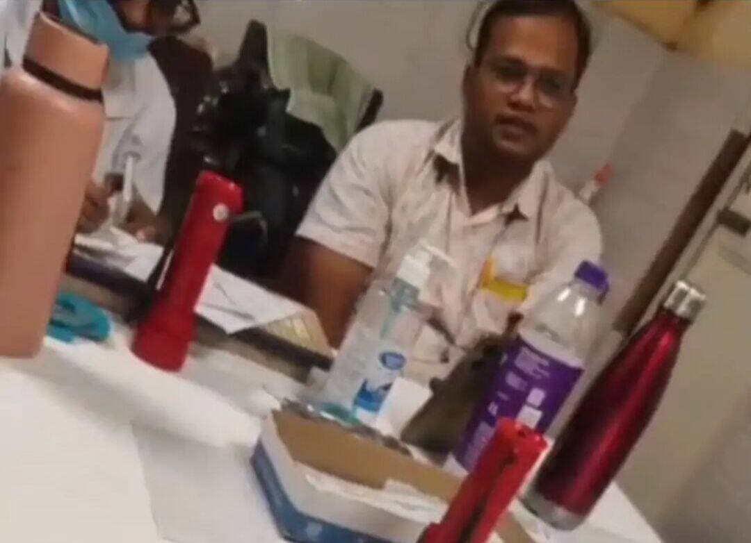 SKMCH में इलाज के नाम पर ₹10 हजार? डेंटल OPD के डॉक्टर का वीडियो वायरल, मचा हड़कंप
पूरी खबर कमेंट बॉक्स में पढ़ें