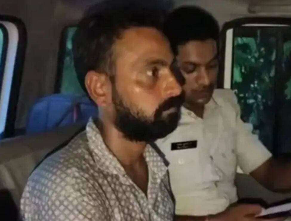 वाराणसी से आरोपी भाई गिरफ्तार, अब बहन-बहनोई पर भी आरोप; कारोबारी दंपति ह'त्याकांड में नया मोड़
पूरी खबर कमेंट बॉक्स में पढ़ें