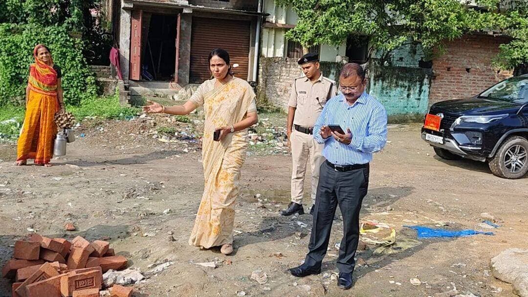 संत घाट के पास 9 लाख से अधिक की लागत से बन रहा सार्वजनिक शौचालय, महापौर गरिमा देवी सिकारिया ने किया निरीक्षण
बेतिया। नगर निगम क्षेत्र के वार्ड संख्या 12 स्थित ऐतिहासिक संत घाट के सरकारी स्कूल के समीप आम लोगों की सुविधा के लिए सार्वजनिक शौचालय एवं मूत्रालय का निर्माण कराया जा रहा है। नगर निगम द्वारा स्वीकृत इस योजना पर करीब 9 लाख 566 रुपये की लागत आएगी। शनिवार को महापौर गरिमा देवी सिकारिया ने निर्माण स्थल का निरीक्षण कर कार्य की प्रगति और गुणवत्ता का जायजा लिया।
निरीक्षण के दौरान महापौर ने कहा कि नगर निगम के पश्चिमी क्षेत्र में कराया जा रहा यह निर्माण कार्य जनस्वास्थ्य और स्वच्छता की दृष्टि से महत्वपूर्ण है। सार्वजनिक शौचालय एवं मूत्रालय का निर्माण स्वच्छ भारत मिशन के निर्धारित मानकों को ध्यान में रखकर कराया जा रहा है। इसके पूरा होने के बाद संत घाट और आसपास के क्षेत्र में आने-जाने वाले लोगों को स्वच्छ एवं सुविधाजनक सार्वजनिक सुविधा उपलब्ध होगी। इसका विशेष लाभ विद्यार्थियों और आम नागरिकों को मिलेगा।
महापौर ने निर्माण कार्य में गुणवत्ता और निर्धारित मानकों का पूरी तरह पालन सुनिश्चित करने पर जोर दिया। उन्होंने कहा कि नगर निगम क्षेत्र में संचालित विकास योजनाओं का उद्देश्य आम लोगों को बेहतर सुविधाएं उपलब्ध कराना है। इसके लिए योजनाओं के निर्माण में गुणवत्ता सुनिश्चित करना प्रशासन के साथ-साथ समाज की भी सामूहिक जिम्मेदारी है।
उन्होंने नागरिकों और विशेषकर युवाओं से अपील की कि सार्वजनिक सुविधाओं को स्वच्छ और सुरक्षित बनाए रखने में अपनी जिम्मेदारी निभाएं। महापौर ने कहा कि नागरिकों की सक्रिय सहभागिता से ही विकास योजनाओं का लाभ लंबे समय तक आम लोगों तक पहुंचाया जा सकता है।