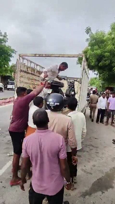 प्रयागराज में यादव चौराहे के पास भीषण सड़क हादसा।!
बेकाबू स्कार्पियो ने दोपहिया वाहन को मारी जोरदार टक्कर!!
हादसे में बाइक सवार समेत 5 लोग गंभीर रूप से घायल!!
पुलिस ने घायलों को फूलपुर सामुदायिक स्वास्थ्य केंद्र में कराया भर्ती!!
पुलिस ने स्कार्पियो और क्षतिग्रस्त बाइक को कब्जे में लिया, जांच जारी!!
फूलपुर थाना क्षेत्र के बाबूगंज बाजार के पास की घटना!!