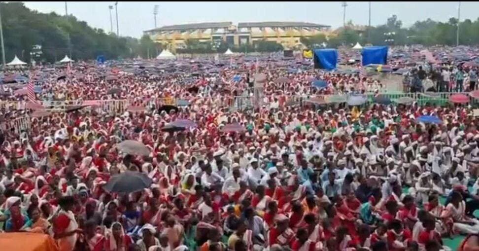 रांची के मोरहाबादी में आज आदिवासी महाजुटान, परिसीमन को 2029 तक रोकने की मांग
रांची: राजधानी रांची के मोरहाबादी मैदान में आज आदिवासी एकता महाजुटान महारैली का आयोजन किया जा रहा है। प्रस्तावित परिसीमन के विरोध में होने वाली इस महारैली को लेकर तैयारियां पूरी कर ली गई हैं।
आयोजकों के अनुसार, इस महाजुटान में झारखंड के अलग-अलग जिलों से बड़ी संख्या में आदिवासी समाज के लोग शामिल होंगे। आयोजकों ने करीब पांच लाख लोगों के जुटने का दावा किया है।
मोरहाबादी मैदान में महारैली के लिए मंच तैयार किया गया है। मंच पर मुख्यमंत्री हेमंत सोरेन, कांग्रेस नेता राहुल गांधी और सोनिया गांधी की तस्वीरें भी लगाई गई हैं।
महारैली के जरिए आदिवासी समाज की ओर से परिसीमन की प्रक्रिया को वर्ष 2029 तक स्थगित रखने की मांग उठाई जाएगी। आयोजकों का कहना है कि प्रस्तावित परिसीमन के संभावित असर को लेकर आदिवासी समाज में चिंता है। इसी मुद्दे को लेकर बड़ी संख्या में लोग एकजुट होकर अपनी आवाज उठाएंगे।
महारैली को देखते हुए मोरहाबादी मैदान और आसपास के इलाकों में लोगों की आवाजाही बढ़ने की संभावना है। आयोजकों की ओर से कार्यक्रम को लेकर व्यापक तैयारियां की गई हैं।
#आदिवासी_महाजुटान #मोरहाबादी #रांची #झारखंड #परिसीमन #परिसीमन_2029 #आदिवासी_एकता #आदिवासी_अधिकार #आदिवासी_समाज #झारखंड_की_आवाज #Jharkhand #Ranchi #Morabadi #AdivasiMahajutan #AdivasiEkta #JharkhandNews #RanchiNews #JharkhandPolitics #HemantSoren #RahulGandhi #SoniaGandhi #Delimitation #JharkhandNewsUpdate #BreakingNews #ViralNews #LatestNews #PoliticalNews #TribalRights #AdivasiRights