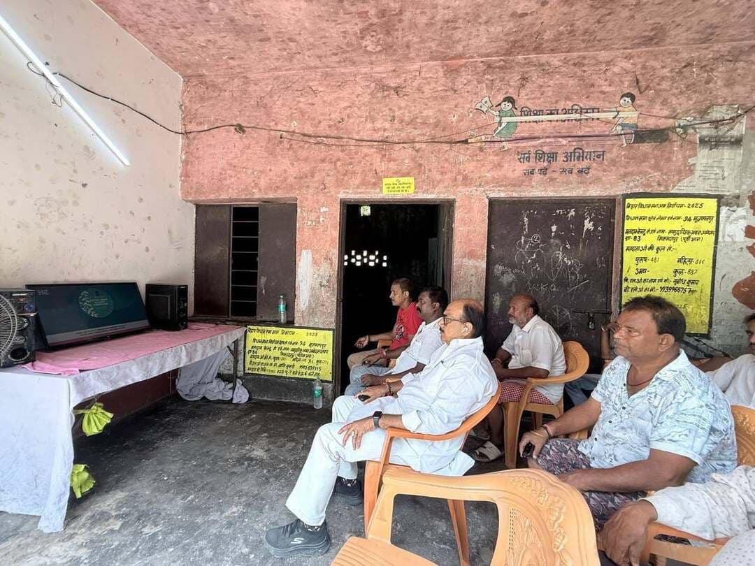 मुजफ्फरपुर में सुना गया प्रधानमंत्री मोदी का ‘मन की बात’ कार्यक्रम का 137वां संस्करण
मुजफ्फरपुर के सिकंदरपुर स्थित पश्चिमी मंडल में रविवार को प्रधानमंत्री नरेंद्र मोदी के लोकप्रिय रेडियो कार्यक्रम ‘मन की बात’ के 137वें संस्करण का सजीव प्रसारण उत्साहपूर्वक सुना गया। कार्यक्रम का आयोजन मंडल अध्यक्ष राजेश कुमार की अध्यक्षता में किया गया, जिसमें बड़ी संख्या में भाजपा कार्यकर्ताओं और स्थानीय नागरिकों ने भाग लिया।
इस अवसर पर भाजपा के पूर्वी जिला अध्यक्ष विवेक कुमार, मंडल महामंत्री सहित कई पदाधिकारी और कार्यकर्ता उपस्थित रहे। सभी ने प्रधानमंत्री के संबोधन को ध्यानपूर्वक सुना और उनके विचारों पर चर्चा की।