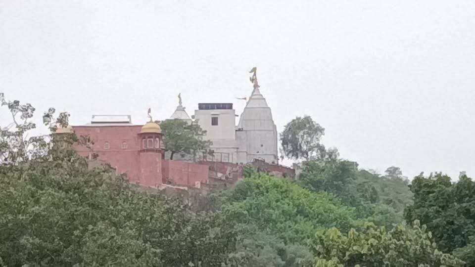 : "हे मुरलीधर छलिया मोहन, हम भी तुमको दिल दे बैठे।" शाम की मुरली की धुन में खो जाने का मन करता है। जय श्री श्याम! 🙏राधे कृष्णा 🙏