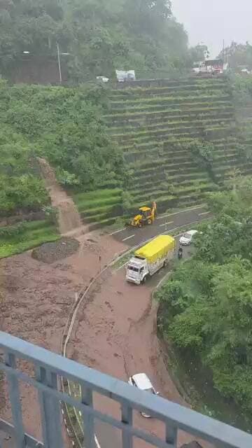 NH 5 परवाणू सेब मंडी के पास का viral वीडियो #parvanu #nh #nhai #traffic #rain #transport #driver
