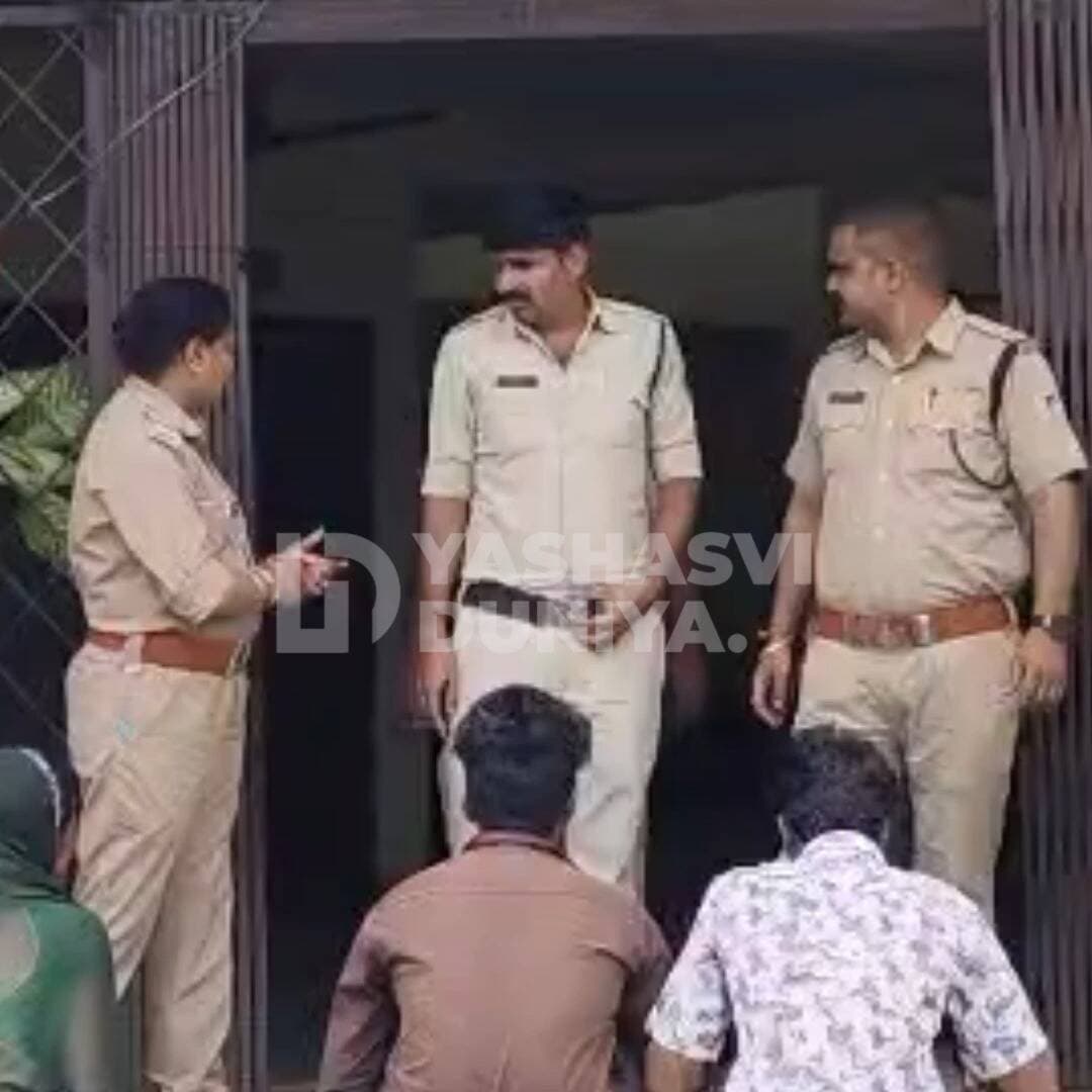 🚨 चांदबर्डा दोहरे हत्याकांड ने रिश्तों और भरोसे को झकझोर दिया! राखी के सामाजिक रिश्ते से मामा-मामी माने जाने वाले बुजुर्ग दंपती की कथित तौर पर चांदी के आमलों के लालच में हत्या का आरोप। तीन आरोपी गिरफ्तार, जबकि चौथे आरोपी ने आत्महत्या कर ली। रक्षाबंधन से पहले सामने आई इस वारदात ने रिश्तों की मर्यादा पर बड़ा सवाल खड़ा कर दिया।
#चांदबर्डा #गरोठ #मंदसौर