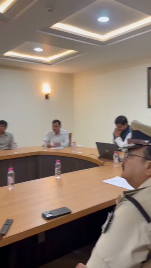 चित्रकूट बाढ़ पर CM का एक्शन: रात में रीवा से समीक्षा, सुबह चित्रकूट पहुंचे; 3 दिन अफसरों को कैंप के निर्देश
सतना/रीवा। चित्रकूट में मंदाकिनी की बाढ़ से बिगड़े हालात के बीच मुख्यमंत्री डॉ. मोहन यादव ने शनिवार रात रीवा में वीडियो कॉन्फ्रेंसिंग से सतना-रीवा की स्थिति की समीक्षा की। उन्होंने बाढ़ प्रभावितों और चित्रकूट में रुके श्रद्धालुओं के लिए भोजन, वस्त्र, शुद्ध पेयजल और चिकित्सा व्यवस्था सुनिश्चित करने के निर्देश दिए। साथ ही सर्वे कर RBC 6/4 के तहत राहत राशि देने और बारिश से जनहानि व पशुहानि रोकने के लिए बचाव दलों को अलर्ट रखने को कहा।
रविवार सुबह रीवा से सीधे चित्रकूट पहुंचे मुख्यमंत्री ने मुखारविंद के पास राहत शिविर में बाढ़ प्रभावित परिवारों से मुलाकात की और वस्त्र, घरेलू सामग्री व खाद्यान्न वितरित किया। इसके बाद रामधाम मोहल्ले में कीचड़ और जलभराव के बीच पैदल पहुंचकर घरों में हुए नुकसान का जायजा लिया। सतना-चित्रकूट मार्ग पर माधव �