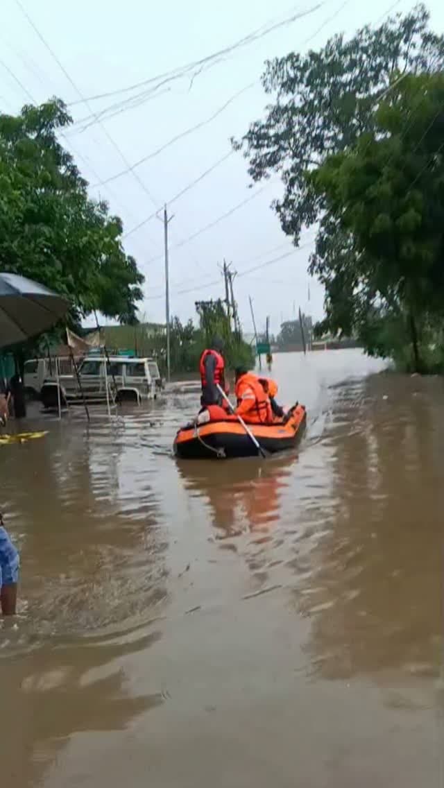 सेना के हेलीकॉप्टर से रेस्क्यू, 700 लोगों को सुरक्षित निकाला
चित्रकूट में बिगड़े हालात के बाद प्रशासन ने बड़े स्तर पर रेस्क्यू अभियान शुरू किया। भारतीय वायुसेना का हेलीकॉप्टर प्रयागराज से पहुंचा और घरों की छतों पर फंसे लोगों को एयरलिफ्ट किया। जबलपुर और रीवा से एनडीआरएफ की तीन तथा उत्तरप्रदेश से दो टीमें बुलाई गईं, जबकि एसडीईआरएफ की दो टीमें पहले से तैनात रहीं। पुलिस, प्रशासन और बचाव दलों ने जिलेभर में अभियान चलाकर अब तक करीब 700 लोगों को सुरक्षित स्थानों पर पहुंचाया। चित्रकूट में पांच राहत शिविर बनाए गए हैं और माइकिंग कर लोगों को सुरक्षित स्थानों पर जाने की अपील की जा रही है#चित्रकूटबाढ़ #सतना #मंदाकिनी #बाढ़ #Flood RescueOperation NDRF SDERF IndianAirForce सतना_बाढ़