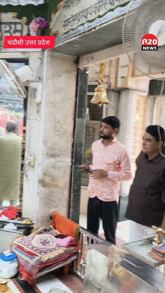 Chandausi कोतवाली प्रभारी संत कुमार का गणेश मेला कमेटी ने किया सम्मानित।