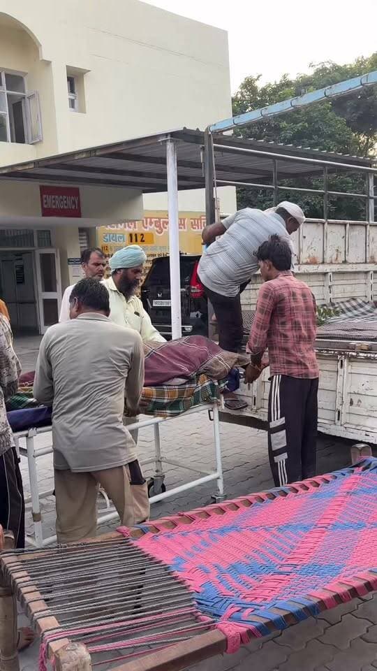 खेत में काम करने गए युवक की हुई मौत। पता चलते ही परिजन पहुंचे खेत में और लेकर पहुंचे हॉस्पिटल मौके पर पुलिस भी जांच के लिए पहुंची।