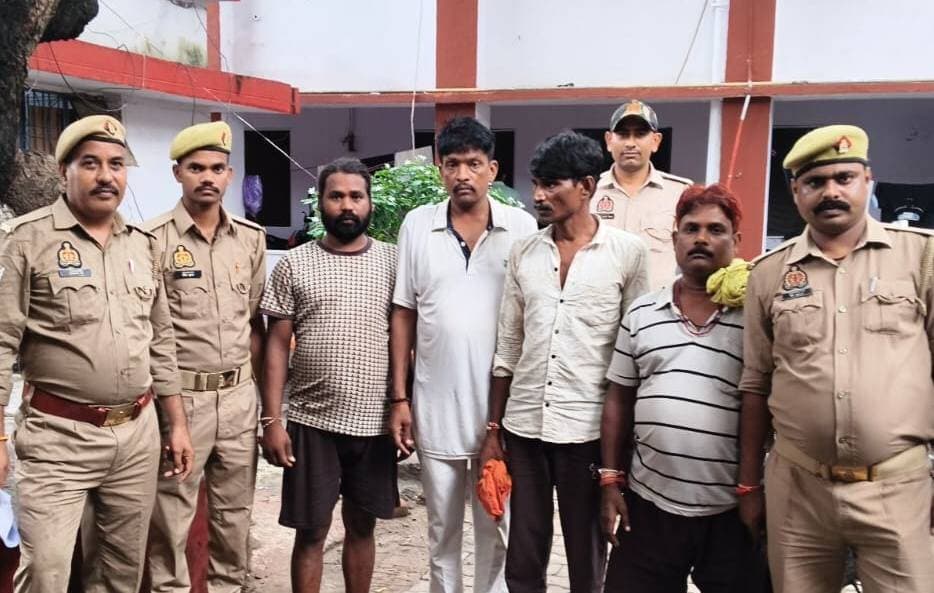 ब्रेकिंग न्यूज़ | मीरजापुर
12 घंटे के “ऑपरेशन चक्रव्यूह” में पुलिस का बड़ा एक्शन, 19 वांछित-वारंटी गिरफ्तार
मीरजापुर। अपराधियों और न्यायालय से संबंधित मामलों में वांछित/वारंटी अभियुक्तों की गिरफ्तारी के लिए मीरजापुर पुलिस द्वारा चलाए गए 12 घंटे के विशेष अभियान “ऑपरेशन चक्रव्यूह” के तहत बड़ी कार्रवाई की गई। अभियान में विभिन्न थाना क्षेत्रों से कुल 19 अभियुक्तों को गिरफ्तार किया गया।
पुलिस अधीक्षक अपर्णा रजत कौशिक के निर्देशन में चलाए गए अभियान का नेतृत्व पुलिस अधीक्षक ऑपरेशन राजकुमार मीणा एवं अपर पुलिस अधीक्षक नगर नितेश सिंह ने किया।
पुलिस के अनुसार गिरफ्तार अभियुक्तों में 15 वारंटी, 2 वांछित तथा 2 अन्य अभियुक्त शामिल हैं।
थाना स्तर पर सबसे अधिक गिरफ्तारी कोतवाली शहर और कोतवाली कटरा से 4-4, विंध्याचल से 2, पड़री से 1, लालगंज से 2, जिगना से 1, चुनार से 1, जमालपुर से 1 तथा मड़िहान से 3 अभियुक्तों की हुई।
मीरजापुर पुलिस ने अभियान के जरिए अपराधियों और वारंटियों के खिलाफ अपनी कार्रवाई जारी रखने का संदेश दिया है।
#TodayMirzapur #BreakingNews #MirzapurPolice #OperationChakravyuh #मीरजापुर #पुलिस #गिरफ्तारी #अपर्णारजतकौशिक