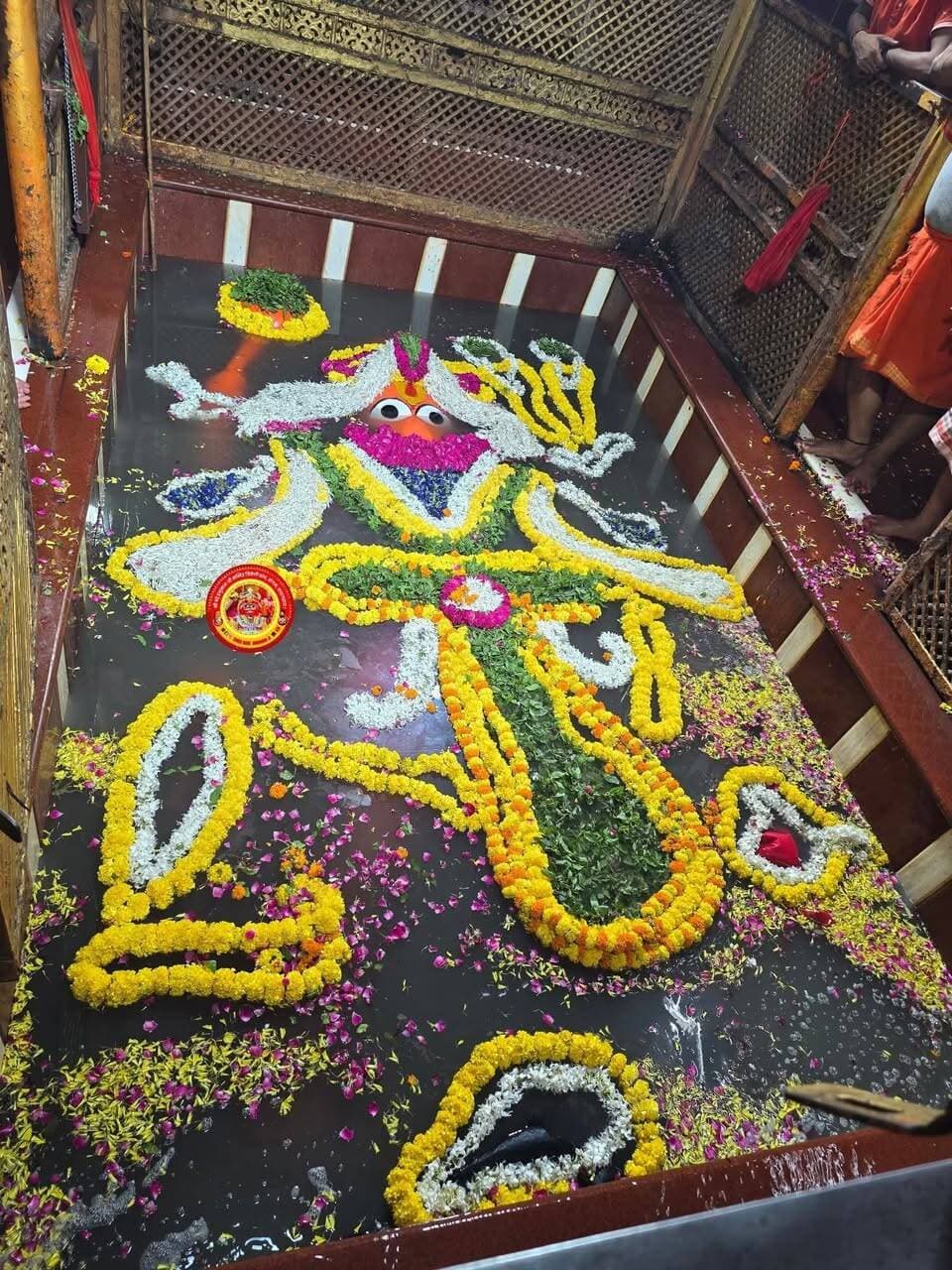 आज का दिन प्रयागराज और समस्त हनुमत् भक्तों के लिए अत्यंत सौभाग्यशाली और मंगलकारी है! तीर्थराज प्रयागराज में पतित पावनी मां गंगा जी ने संगम तट पर विराजमान श्री बड़े हनुमान जी महाराज को भव्य स्नान कराया।
यह अलौकिक दृश्य न केवल आंखों को तृप्त करने वाला है, बल्कि संपूर्ण सृष्टि के लिए सुख-समृद्धि का प्रतीक है। जयकारों से गूंज उठा है संगम तट!
📌 शुभ समय: रविवार, 30 अगस्त 2026 | प्रातः 3:45 बजे
📍 स्थान: संगम तट, प्रयागराज
मां गंगा और संकटमोचन बड़े हनुमान जी महाराज की कृपा आप सभी पर सदैव बनी रहे। पोस्ट को शेयर कर इस पावन दर्शन का पुण्य लाभ उठाएं!
जय सियाराम! जय श्री बड़े हनुमान जी महाराज! जय मां गंगे! 🚩✨