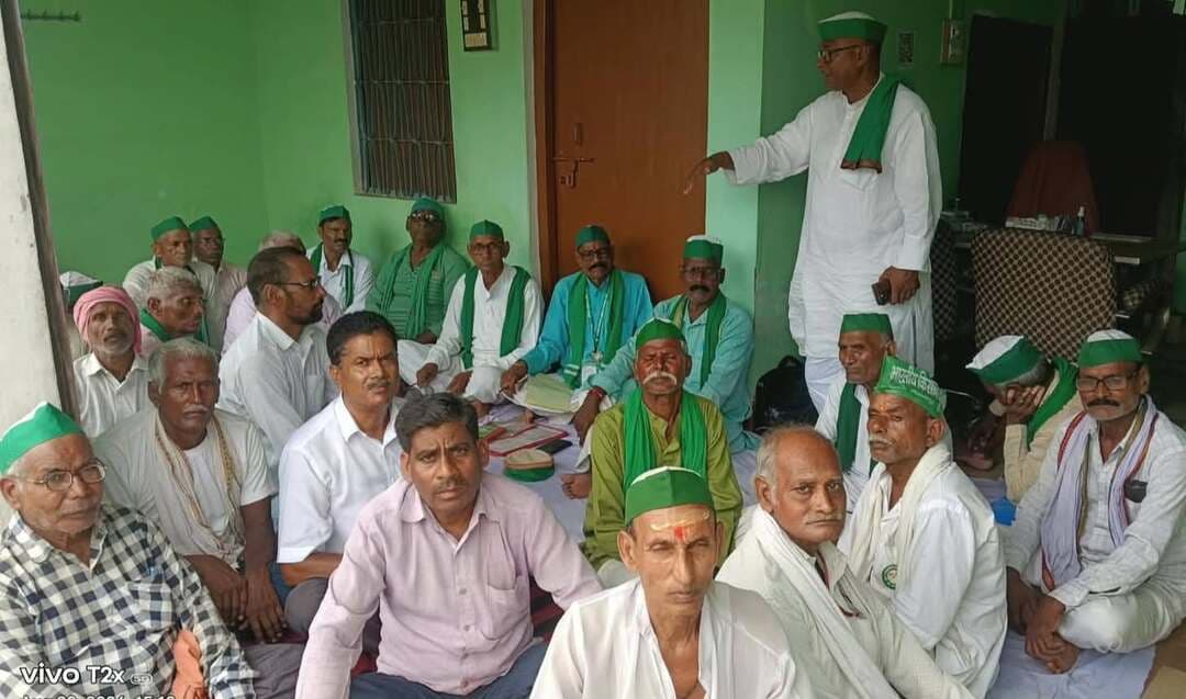 भारतीय किसान यूनियन की मासिक बैठक में किसानों की समस्याओं पर मंथन, कई मांगों को लेकर उठी आवाज
मीरजापुर। भारतीय किसान यूनियन की कार्यकारिणी की मासिक बैठक रविवार, 30 अगस्त 2026 को ग्राम सभा बांग्ला मिल्की में डॉ. वीके सिंह के आवास पर आयोजित की गई। बैठक की अध्यक्षता जिला अध्यक्ष कंचन सिंह फौजी ने की, जबकि संचालन जिला महासचिव वीरेंद्र सिंह ने किया।
बैठक में संगठन को मजबूत करने, किसानों की विभिन्न समस्याओं के समाधान तथा मथुरा में प्रस्तावित राष्ट्रीय किसान पंचायत में भागीदारी को लेकर विचार-विमर्श किया गया।
बैठक में किसानों ने बेलवारी माइनर का टूटा तटबंध तत्काल बनवाने, देवरिया (बंगला) गांव में खड़ंजे पर जमा नाबदान के पानी की निकासी की व्यवस्था कराने तथा इमलियाचट्टी वाया नारायणपुर प्रधानमंत्री ग्राम सड़क योजना के तहत निर्मित सड़क के किनारे नाली निर्माण कराने की मांग की।
इसके अलावा कुदारन से घाटमपुर तक कुलावा नंबर-4 की सफाई, इमलियाचट्टी-नारायणपुर मार्ग पर जगह-जगह बने गड्ढों की मरम्मत और बंद पुलिया की सफाई कराने की मांग उठाई गई, ताकि सड़क के ऊपर से बह रहे पानी की समस्या दूर हो सके।
किसान नेताओं ने बताया कि शेरवा माइनर के दोनों तरफ करीब 200 बीघा धान की फसल जलमग्न है। नऊवा नाले पर अतिक्रमण कर उसे पाट दिए जाने से जल निकासी बाधित है। किसानों ने तत्काल जल निकासी की व्यवस्था कराने की मांग की। साथ ही भागवत राजवाहा में देवरिया से बेलवारी तक माइनर का पक्का तटबंध बनवाने की मांग भी रखी गई।
बैठक में विंध्य एक्सप्रेसवे को जनहित में समाप्त करने की मांग भी उठाई गई। गंगा में आई बाढ़ से प्रभावित गांवों में जिला प्रशासन से निगरानी बढ़ाने, फसलों को हुए नुकसान का सर्वे कराकर किसानों को उचित मुआवजा दिलाने की मांग की गई।
किसानों ने अहरौरा बांध के मेन गेट से पानी रिसाव का मुद्दा भी उठाया। बताया गया कि गेट लगाया जा चुका है, लेकिन रबर सील नहीं लगाए जाने के कारण पानी निकल रहा है। किसानों ने रबर सील तत्काल लगवाने की मांग की।
बैठक के अंत में नेपाल में आई भीषण बाढ़ से हुई जन-धन की हानि पर भारतीय किसान यूनियन ने गहरा शोक व्यक्त करते हुए प्रभावित परिवारों के प्रति संवेदना प्रकट की।
बैठक में प्रदेश उपाध्यक्ष सिद्धनाथ सिंह, किसान प्रदेश महासचिव प्रहलाद सिंह, मंडल अध्यक्ष अनिल सिंह, जिला महासचिव वीरेंद्र सिंह, जिला कोषाध्यक्ष स्वामी दयाल सिंह, जिला सचिव पंचम सिंह, मंडल उपाध्यक्ष परशुराम मौर्य, जिला संगठन मंत्री घूरे प्रसाद बिंद सहित लालजी सिंह, भोला नाथ गिरी, जमुना प्रसाद, लक्ष्मण सिंह, राजेंद्र प्रसाद, राजकुमार सिंह, ओम प्रकाश सिंह, सुनील पटेल, रामसूरत, गंगाराम, रामजतन, गिरधारी सिंह, रामचंद्र सिंह, रामबृक्ष सिंह, जगदीश सिंह, डॉ. बीके सिंह, श्यामधर यादव, रामवृक्ष समेत अन्य किसान एवं पदाधिकारी मौजूद रहे।
#TodayMirzapur #Mirzapur #भारतीयकिसानयूनियन #किसान #किसानसमस्या #किसानपंचायत #गंगाबाढ़ #मीरजापुर #विंध्यएक्सप्रेसवे