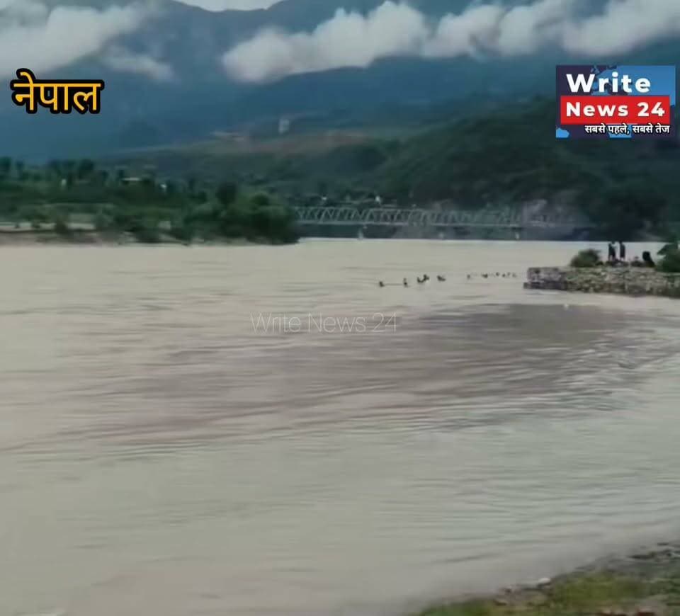 वीडियो नेपाल का बताया जा रहा है जहां दर्जन भर से ज्यादा लोग पानी में बहते हुए देखें जा सकते हैं ।
#nepal #flashflood