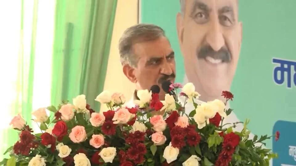 मुख्यमंत्री सुखविंदर सिंह सुक्खू ने कहा मछली पालन मछुआरा भाइयों के रोजगार का प्रमुख साधन है। सुबह चार बजे उठकर मेहनत करने वाले मछली पालकों से सरकार 15% रॉयल्टी लेती थी। यानी 100 रुपये की बिक्री पर 15 रुपये सरकार को देने पड़ते थे। यह मछली उत्पादकों के लिए बड़ा दर्द था।
मछली उत्पादकों के प्रस्ताव पर हमने काम किया और 15% रॉयल्टी घटाकर सिर्फ 1% कर दी। हमारी सरकार आपके हित में सोच रही है।
मछली उत्पादन बंद रहने वाले दो महीनों में जब इन परिवारों की आय का कोई साधन नहीं होता, ऐसे में आजीविका का संकट पैदा हो जाता है। इस पीड़ा को समझते हुए करीब 800 परिवारों के बैंक खातों में 3,500-3,500 रुपये DBT के माध्यम से भेजे जा रहे हैं।