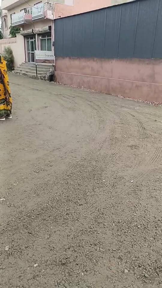 सवाई माधोपुर रणथंबोर रोड पुरातन किला, अनंता पैलेस मार्ग पर किया जा रहा है सार्वजनिक विभाग द्वारा सड़क निर्माण कार्य।
लेकिन बिना सीवरेज डाले किया जा रहा है सड़क निर्माण कार्य। राज्य सरकार को रेन्वयू का होगा डबल नुकसान। आखिर देखने की बात है कि पहले सीवरेज लाइन डलती तो स्थानीय लोगों को मिलता फायदा। लेकिन बिना सीवरेज डाले सड़क निर्माण कार्य किया जा रहा है।
।।#PWDvibhagSawaiMadhopur, #CMO Jaipur, #railway department Sawai Madhopur #DRM Kota #Forest department Sawai Madhopur #bijali vibhag Sawai Madhopur #PWD mantri Diya Kumari, #श्याम वाटिका #कनक वाटिका, #हाउसिंग बोर्ड सवाई माधोपुर #NagarParishadSawai Madhopur Ayukt, #Rajesh GoyalchAkki #C.M Jaipur, #SawaiMadhopur vidhayak aur krishi mantri Kirodi Lal Meena, #bijli vibhag Sawai Madhopur
#videoviral, #Facebook Page