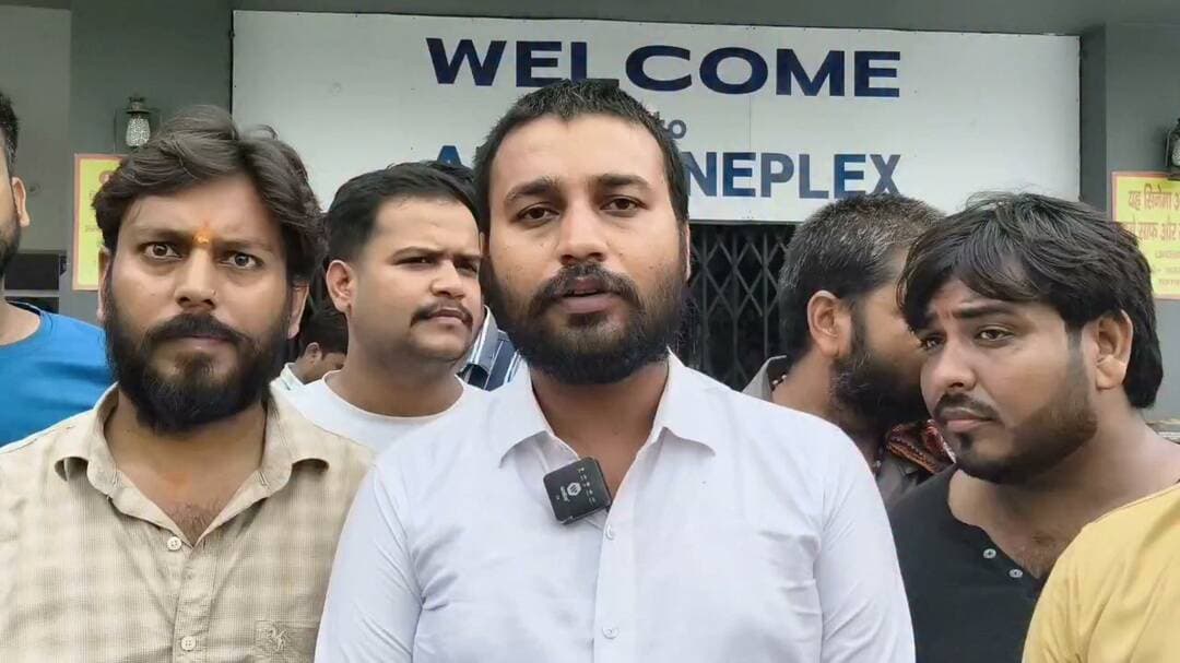 👉#हनुमान अंश का प्रदर्शन न होने पर अम्बा सिनेप्लेक्स पर भक्तों का धरना,एक सप्ताह में फिल्म लगाने का मिला आश्वासन
#रामजी अवस्थी के नेतृत्व में पहुंचे भक्त, पुलिस की मौजूदगी में हुई वार्ता, ओनर ने अगले सप्ताह से शो लगाने का किया वादा
शाहजहांपुर। ‘हनुमान अंश’ फिल्म का प्रदर्शन न किए जाने के विरोध में हनुमान भक्त रामजी अवस्थी एडवोकेट के नेतृत्व में लोगों ने अम्बा सिनेप्लेक्स पहुंचकर विरोध-प्रदर्शन और धरना दिया। रामजी अवस्थी ने बताया कि उनके साथी हिमांशु मुद्गल फिल्म के प्रदर्शन के संबंध में जानकारी करने सिनेप्लेक्स पहुंचे थे। आरोप है कि वहां कर्मचारियों ने अभद्रता करते हुए फिल्म न लगाए जाने की बात कही। इसकी जानकारी मिलने पर रामजी अवस्थी अपने साथियों के साथ सिनेप्लेक्स पहुंचे।इसी दौरान कर्मचारी विनय तिवारी ने फिल्म लगाने के खर्च का हवाला देते हुए एक लाख रुपये जमा करने की बात कही। रामजी अवस्थी ने भक्तों के लिए राशि जमा करने की सहमति जताई। इसके बाद सुबह सात बजे का शो लगाने का प्रस्ताव दिया गया, जिसका भक्तों ने विरोध किया। फिल्म न लगाए जाने की बात पर सभी लोग सिनेप्लेक्स के गेट पर बैठ गए।सूचना पर थाना कोतवाली प्रभारी प्रदीप राय पुलिस टीम के साथ मौके पर पहुंचे और वार्ता का प्रयास किया। बाद में सिनेप्लेक्स के ओनर वासु अग्रवाल मौके पर पहुंचे और भक्तों की मांग पर अगले सप्ताह से ‘हनुमान अंश’ का एक शो लगाने का आश्वासन दिया। इसके बाद धरना समाप्त कर दिया गया।धरने के दौरान फिल्म लगाए जाने और अश्लील फिल्मों के प्रदर्शन पर रोक लगाने की मांग को लेकर नारेबाजी भी की गई। भक्तों का कहना था कि बाबा नीम करौली महाराज के जीवन और आध्यात्मिक यात्रा पर आधारित फिल्म को देखने के लिए शाहजहांपुर में बड़ी संख्या में लोग उत्सुक हैं। इस दौरान आचार्य अंकुर शुक्ला, शोभित मिश्रा, अंकुर कटियार, मोहित यादव, सुधांशु मिश्रा, शिवम कश्यप, जीतू शर्मा, सचिन शुक्ला, धर्म कुमार, रवि नंदन, नितिन तिवारी, अंकित मिश्रा एडवोकेट, हिमांशु यादव, शिवांश मिश्रा एडवोकेट, प्रशांत सक्सेना, शुभम मिश्रा एडवोकेट, केशव मिश्रा, दुर्गेश सिंह, समर्थ, हिमांशु सिंह, असिस्टेंट प्रोफेसर पवन गंगवार, शिवओम मिश्रा, प्रियांशु सिंह, विनय वर्मा, राकेश, शुभ आदि मौजूद रहे।