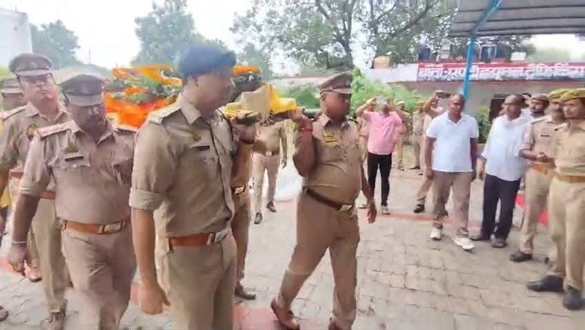 प्रतापगढ़ के अंतू थाना क्षेत्र की महिला कांस्टेबल की मौत से परिजनों में कोहराम मचा हुआ है
ड्यूटी पर तैनात महिला कांस्टेबल केसरी वर्मा का निधन, पुलिस लाइन में दी गई भावभीनी श्रद्धांजलि
बस्ती के थाना लालगंज में तैनात महिला कांस्टेबल केसरी वर्मा (30) का शनिवार तड़के इलाज के दौरान जिला चिकित्सालय में निधन हो गया। उनके निधन की सूचना से पुलिस महकमे में शोक की लहर दौड़ गई। पुलिस लाइन में अपर पुलिस अधीक्षक समेत पुलिस अधिकारियों और कर्मचारियों ने उनके पार्थिव शरीर पर पुष्पचक्र अर्पित कर भावभीनी श्रद्धांजलि दी।
बताया जा रहा है कि प्रतापगढ़ की मूल निवासी केसरी वर्मा 28 जुलाई 2018 को आरक्षी के पद पर पुलिस सेवा में भर्ती हुई थीं। वह अवकाश समाप्त होने के बाद 22 अगस्त को प्रतापगढ़ से ट्रेन पकड़ने के लिए मोटरसाइकिल से आ रही थीं। रास्ते में दुर्घटना होने से उनके सिर में चोट लग गई थी। इसके बाद उन्होंने थाना लालगंज पहुंचकर अपनी आमद कराई और वहीं रहकर उपचार करा रही थीं। उनके पति कांस्टेबल नागेंद्र वर्मा भी थाना लालगंज में ही तैनात हैं। इतने के बावजूद उसे छुट्टी नहीं मिली थी
शनिवार रात करीब तीन बजे अचानक केसरी वर्मा की तबीयत बिगड़ गई। पति और थाने के अन्य पुलिसकर्मी उन्हें तत्काल जिला चिकित्सालय लेकर पहुंचे, जहां इलाज के दौरान उनकी मौत हो गई। सूचना पर प्रभारी निरीक्षक लालगंज पुलिस टीम के साथ अस्पताल पहुंचे और नियमानुसार पंचायतनामा व पोस्टमार्टम की कार्रवाई कराई।
पुलिस लाइन में शोक धुन के बीच जवानों ने शोक सलामी दी। अधिकारियों और कर्मचारियों ने परिजनों से मिलकर उन्हें ढांढस बंधाया। इसके बाद पुलिसकर्मियों ने दिवंगत महिला कांस्टेबल के पार्थिव शरीर को कंधा देकर अंतिम विदाई दी।