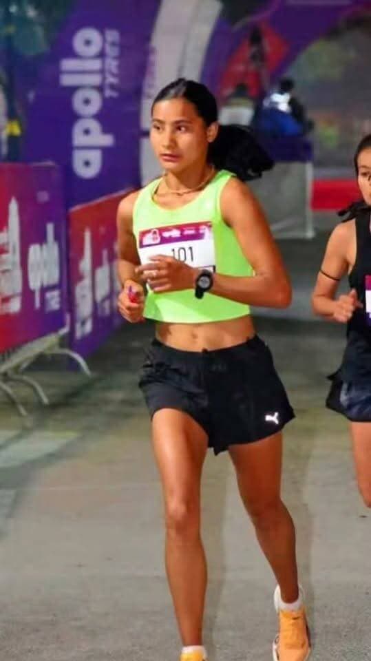 पहाड़ की पगडंडियों से अंतरराष्ट्रीय मंच तक… भागीरथी की दौड़ ने रचा इतिहास!
चमोली के वाण गांव की बेटी भागीरथी ने हैदराबाद मैराथन में 42 किलोमीटर की लंबी दौड़ महज 2 घंटे 51 मिनट में पूरी कर रजत पदक अपने नाम कर उत्तराखंड का गौरव बढ़ाया है।
यह सिर्फ एक पदक नहीं, बल्कि पहाड़ की बेटियों के हौसले, मेहनत और जुनून की जीत है। वाण की कठिन पगडंडियों से शुरू हुआ भागीरथी का सफर अब बड़े अंतरराष्ट्रीय मंच की ओर बढ़ रहा है।
रजत के बाद अब नजर ओलंपिक के स्वर्ण पदक पर है।
भागीरथी का सपना सिर्फ अपना नाम रोशन करना नहीं, बल्कि ओलंपिक के मंच पर तिरंगा सबसे ऊंचा लहराना है।
पहाड़ की बेटी दौड़ रही है… देश का सपना लेकर!
भागीरथी, तुम्हारी रफ्तार को सलाम—अब मंजिल ओलंपिक का गोल्ड!
#भागीरथी #Uttarakhand #PahadKiBeti #
