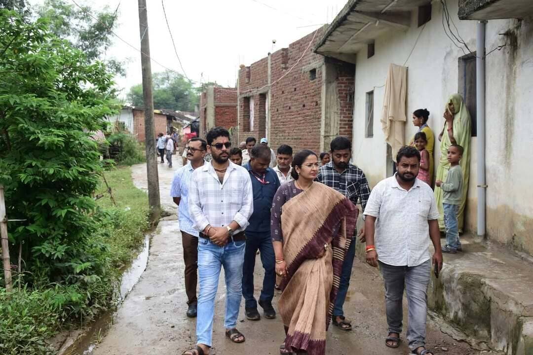 अतिवृष्टि एवं जलभराव प्रभावित क्षेत्रों का राज्यमंत्री प्रतिमा बागरी ने किया निरीक्षण
प्रभावित ग्रामीणों से किया आत्मीय संवाद, नुकसान का तत्काल सर्वे कर राहत एवं मुआवजा देने के दिए निर्देश
----
सतना, 30 अगस्त 2026/ राज्यमंत्री श्रीमती Pratima Bagri ने रविवार को रैगांव विधानसभा क्षेत्र के ग्राम मनकहरी एवं उदय सागर कोठी पहुंचकर अतिवृष्टि एवं जलभराव से प्रभावित क्षेत्रों का निरीक्षण किया। उन्होंने मौके पर पहुंचकर स्थिति का जायजा लिया और प्रभावित ग्रामीणों से आत्मीय संवाद कर अतिवृष्टि एवं जलभराव से हुए नुकसान की जानकारी प्राप्त की।
राज्यमंत्री श्रीमती बागरी ने ग्रामीणों की समस्याओं को गंभीरता से सुना तथा उन्हें भरोसा दिलाया कि संकट की इस घड़ी में शासन-प्रशासन उनके साथ खड़ा है। उन्होंने संबंधित अधिकारियों को निर्देशित किया कि प्रभावित क्षेत्रों में हुए नुकसान का तत्काल सर्वे एवं आकलन कराया जाए, ताकि पात्र प्रभावित परिवारों को नियमानुसार मुआवजा एवं आवश्यक राहत उपलब्ध कराई जा सके।
उन्होंने कहा कि अतिवृष्टि से प्रभावित परिवारों को राहत पहुंचाना शासन की सर्वोच्च प्राथमिकताओं में है। प्रभावित ग्रामीणों को भोजन, पेयजल, स्वास्थ्य सुविधा सहित आवश्यक सहायता उपलब्ध कराने के साथ ही क्षति का समुचित आकलन सुनिश्चित किया जाए। उन्होंने अधिकारियों से कहा कि राहत एवं बचाव कार्यों में किसी भी प्रकार की लापरवाही न हो और प्रत्येक प्रभावित परिवार तक प्रशासन की सहायता समय पर पहुंचे।
राज्यमंत्री ने कहा कि इस कठिन समय में शासन की प्राथमिकता प्रत्येक प्रभावित परिवार को त्वरित राहत एवं आवश्यक सहायता उपलब्ध कराना है। प्रशासन को स्पष्ट निर्देश दिए गए हैं कि प्रभावित ग्रामीणों को किसी भी प्रकार की परेशानी न हो तथा राहत कार्यों में पूरी संवेदनशीलता, तत्परता और मानवीय दृष्टिकोण के साथ कार्य किया जाए।
निरीक्षण के दौरान संबंधित विभागों के अधिकारी एवं स्थानीय जनप्रतिनिधि उपस्थित रहे।
CM Madhya Pradesh
Dr Mohan Yadav
#JansamparkMP