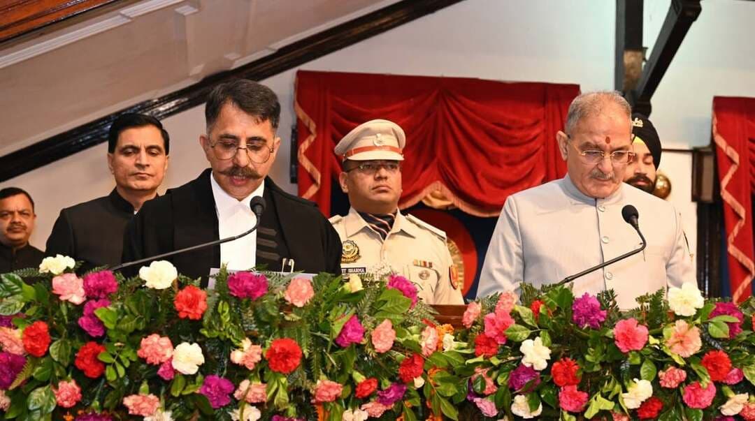 हिमाचल हाईकोर्ट को मिले तीन नए न्यायाधीश, चिराग भानु सिंह ने ली शपथ
भूपेश शर्मा और योगेश जसवाल बने अतिरिक्त न्यायाधीश; लोक भवन में राज्यपाल कविंद्र गुप्ता ने दिलाई पद एवं गोपनीयता की शपथ
शिमला। हिमाचल प्रदेश उच्च न्यायालय को तीन नए न्यायाधीश मिले हैं। लोक भवन में आयोजित गरिमापूर्ण शपथ ग्रहण समारोह में चिराग भानु सिंह ने हिमाचल प्रदेश उच्च न्यायालय के न्यायाधीश के रूप में पद एवं गोपनीयता की शपथ ली। वहीं, भूपेश शर्मा और योगेश जसवाल ने उच्च न्यायालय के अतिरिक्त न्यायाधीश के रूप में शपथ ग्रहण की। राज्यपाल कविंद्र गुप्ता ने तीनों नवनियुक्त न्यायाधीशों को पद एवं गोपनीयता की शपथ दिलाई।
शपथ ग्रहण समारोह में हिमाचल प्रदेश उच्च न्यायालय के मुख्य न्यायाधीश न्यायमूर्ति गुरमीत सिंह संधावालिया विशेष रूप से उपस्थित रहे। न्यायपालिका, प्रशासन और पुलिस विभाग के वरिष्ठ अधिकारियों की मौजूदगी में आयोजित इस समारोह में तीनों न्यायाधीशों ने संविधान के प्रति अपनी निष्ठा और अपने पद की गरिमा बनाए रखने का संकल्प लिया।
राष्ट्रपति की नियुक्ति अधिसूचना पढ़कर सुनाई
समारोह की कार्यवाही का संचालन हिमाचल प्रदेश के मुख्य सचिव के.के. पंत ने किया। उन्होंने राष्ट्रपति द्वारा जारी नियुक्ति वारंट को समारोह में पढ़कर सुनाया। नियुक्ति वारंट के अनुसार चिराग भानु सिंह को हिमाचल प्रदेश उच्च न्यायालय का न्यायाधीश नियुक्त किया गया है, जबकि भूपेश शर्मा और योगेश जसवाल को अतिरिक्त न्यायाधीश नियुक्त किया गया है।
इसके बाद निर्धारित प्रक्रिया के तहत राज्यपाल कविंद्र गुप्ता ने तीनों न्यायाधीशों को पद एवं गोपनीयता की शपथ दिलाई। शपथ ग्रहण के पश्चात संबंधित शपथ प्रपत्रों पर आवश्यक औपचारिकताएं पूरी की गईं।
राज्यपाल और नवनियुक्त न्यायाधीशों ने किए हस्ताक्षर
राज्यपाल के सचिव संदीप भारद्वाज ने शपथ प्रपत्रों पर राज्यपाल तथा नवनियुक्त न्यायाधीशों के हस्ताक्षर करवाए। इसके साथ ही तीनों न्यायाधीशों के उच्च न्यायालय में औपचारिक रूप से कार्यभार ग्रहण करने की प्रक्रिया पूरी हुई।
मुख्य न्यायाधीश समेत कई गणमान्य रहे मौजूद
समारोह में हिमाचल प्रदेश उच्च न्यायालय के मुख्य न्यायाधीश न्यायमूर्ति गुरमीत सिंह संधावालिया के अलावा उच्च न्यायालय के अन्य न्यायाधीश भी मौजूद रहे। हिमाचल प्रदेश विधानसभा अध्यक्ष कुलदीप सिंह पठानिया, नेता प्रतिपक्ष जयराम ठाकुर, स्वास्थ्य एवं परिवार कल्याण मंत्री डॉ. कर्नल धनीराम शांडिल भी समारोह में उपस्थित रहे।
इसके अलावा वरिष्ठ न्यायिक अधिकारी, प्रशासनिक अधिकारी, पुलिस विभाग के वरिष्ठ अधिकारी तथा अन्य गणमान्य व्यक्ति भी शपथ ग्रहण समारोह के साक्षी बने। लोक भवन में आयोजित समारोह के दौरान न्यायपालिका और प्रशासन से जुड़े अधिकारियों ने नवनियुक्त न्यायाधीशों को शुभकामनाएं दीं।
न्यायिक व्यवस्था को मिलेगी मजबूती
तीन नए न्यायाधीशों की नियुक्ति को हिमाचल प्रदेश उच्च न्यायालय की न्यायिक व्यवस्था के लिए महत्वपूर्ण माना जा रहा है। चिराग भानु सिंह के न्यायाधीश के रूप में नियुक्त होने तथा भूपेश शर्मा और योगेश जसवाल के अतिरिक्त न्यायाधीश बनने से उच्च न्यायालय में न्यायिक कार्यों के संचालन को मजबूती मिलने की उम्मीद है। नए न्यायाधीशों के कार्यभार संभालने से लंबित मामलों की सुनवाई और न्यायिक कार्यों के निपटारे में भी गति आने की अपेक्षा है।
शपथ ग्रहण समारोह के साथ ही तीनों नवनियुक्त न्यायाधीशों ने हिमाचल प्रदेश उच्च न्यायालय की न्यायिक जिम्मेदारियों का औपचारिक रूप से हिस्सा संभाल लिया। समारोह शांतिपूर्ण और गरिमापूर्ण माहौल में संपन्न हुआ।