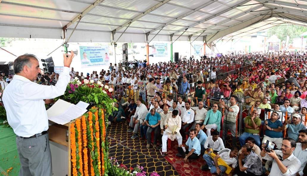 देहरा में भूमिगत डक्ट, बनखंडी जूलॉजिकल पार्क के लिए 100 करोड़ रुपयेः मुख्यमंत्री
800 मछुआरों को दी 3500-3500 रुपये की वित्तीय सहायता
आने वाले समय में कर्मचारियों को मंहगाई भत्ता प्रदान करेगी प्रदेश सरकारः मुख्यमंत्री
भ्रष्टाचार के खिलाफ लड़ाई में मुख्यमंत्री ने लोगों से मांगा सहयोग
मुख्यमंत्री ठाकुर सुखविन्द्र सिंह सुक्खू ने आज कहा कि कांग्रेस सरकार कर्मचारियों और पेंशनरों के कल्याण के लिए प्रतिबद्ध है, जबकि भाजपा केवल कर्मचारियों और पेंशनरों के नाम पर राजनीति कर रही है। उन्होंने कहा कि 67 वर्ष से अधिक आयु के पेंशनरों को पूरे बकाया, लीव एनकैशमेंट और ग्रेच्युटी का भुगतान कर दिया गया है। उन्होंने घोषणा की कि 1 जनवरी, 2016 से 31 जनवरी, 2022 के बीच सेवानिवृत्त हुए चतुर्थ श्रेणी कर्मचारियों को उनके वेतन बकाया के अतिरिक्त 20,000 रुपये की राशि प्रदान की जाएगी।
मुख्यमंत्री ने कहा कि श्रेणी-Ⅰ, श्रेणी-Ⅱ और श्रेणी-Ⅲ के पेंशनरों के लिए बेसिक पे से संबंधित शर्त को हटाने के निर्देश जारी किए जाएंगे। इस शर्त को हटाए जाने के बाद सभी पात्र पेंशनरों को उनके लंबित बकाया का 35 प्रतिशत भुगतान किया जाएगा। उन्होंने कहा कि इस भुगतान के साथ कर्मचारियों के कुल बकाया का 57 प्रतिशत हिस्सा चुकता हो जाएगा।
उन्होंने कहा कि राज्य सरकार आने वाले समय में कर्मचारियों को महंगाई भत्ता प्रदान करेगी। मुख्यमंत्री ने कहा कि ये निर्णय राज्य सरकार की वित्तीय सूझबूझ, राजकोषीय अनुशासन और जिम्मेदार वित्तीय प्रबंधन के कारण संभव हुए हैं।
कांगड़ा जिले के देहरा में आयोजित एक कार्यक्रम को संबोधित करते हुए मुख्यमंत्री ने ‘मुख्यमंत्री मछुआरा सम्मान निधि’ के तहत 800 मछुआरों को 3,500 रुपये प्रति व्यक्ति की वित्तीय सहायता के चेक वितरित किए। यह सहायता प्रत्यक्ष लाभ हस्तांतरण के माध्यम से सीधे उनके बैंक खातों में स्थानांतरित की गई है।
श्री सुक्खू ने कहा कि राज्य सरकार हिमाचल प्रदेश के अधिकारों के लिए लड़ रही है और भ्रष्टाचार के रास्ते बंद करने के लिए प्रभावी कदम उठा रही है। राजस्व घाटा अनुदान (आरडीजी) बंद किए जाने के बावजूद सरकार वित्तीय सूझबूझ और अनुशासन के माध्यम से कर्मचारियों और पेंशनरों को वित्तीय लाभ सुनिश्चित कर रही है। उन्होंने कहा कि भ्रष्टाचार में शामिल सभी लोगों से उनकी अवैध रूप से अर्जित संपत्तियों का ब्यौरा मांगा जाएगा। ऐसी संपत्तियों को जब्त कर गरीबों में वितरित किया जाएगा।
श्री सुक्खू ने कहा कि राज्य सरकार ने किशाऊ बांध परियोजना में हिमाचल प्रदेश के अधिकारों के लिए लड़ाई लड़ी है, जिससे राज्य को हर वर्ष लगभग 600 करोड़ रुपये का राजस्व प्राप्त होगा। इसी प्रकार, जेएसडब्ल्यू मामले में सर्वोच्च न्यायालय में राज्य की जीत के बाद हिमाचल प्रदेश को अब सालाना लगभग 150 करोड़ रुपये की आय हो रही है। उन्होंने कहा कि राज्य सरकार ने पूर्व भाजपा सरकार द्वारा अपनाई गई शराब ठेकों के नवीनीकरण की व्यवस्था को बंद कर दिया है और इसके बजाय शराब ठेकों की नीलामी करने का निर्णय लिया है। इस फैसले से राज्य को अतिरिक्त राजस्व प्राप्त हुआ है।
मुख्यमंत्री ने कहा कि जब उन्होंने पदभार संभाला था, तब वर्तमान राज्य सरकार को 76,707 करोड़ रुपये के कर्ज के बोझ के साथ-साथ लगभग 10,000 करोड़ रुपये की कर्मचारी देनदारियां विरासत में मिली थीं। उन्होंने कहा कि हिमाचल प्रदेश को मिलने वाला राजस्व घाटा अनुदान बंद किए जाने के बाद भाजपा के सांसद और विधायक, प्रधानमंत्री के समक्ष इसे बहाल करने का मुद्दा तक प्रभावी ढंग से नहीं उठा सके। उन्होंने कहा कि कांग्रेस सरकार ने शिमला में भूमिगत यूटिलिटी डक्ट के निर्माण का कार्य शुरू किया है और इसी तरह का कार्य देहरा में भी किया जाएगा।
उन्होंने कहा कि कांगड़ा को हिमाचल प्रदेश की पर्यटन राजधानी घोषित किया गया है और बनखंडी में 619 करोड़ रुपये की लागत से अंतरराष्ट्रीय स्तर का जूलॉजिकल पार्क विकसित किया जा रहा है। इस परियोजना पर 150 करोड़ रुपये खर्च किए जा चुके हैं, जबकि 100 करोड़ रुपये और जारी किए गए हैं। उन्होंने बेहतर स्वास्थ्य सुविधाएं उपलब्ध कराने के लिए देहरा अस्पताल में एक वर्ष के भीतर अत्याधुनिक अल्ट्रासाउंड मशीन स्थापित करने की घोषणा की।
मुख्यमंत्री ने कहा कि देहरा विधानसभा क्षेत्र में 100 करोड़ रुपये की लागत वाली पेयजल परियोजनाएं कार्यान्वयन के अधीन हैं। ओजोन तकनीक आधारित पेयजल परियोजना भी अगले एक वर्ष के भीतर पूरी कर ली जाएगी। उन्होंने कहा कि राज्य सरकार यह सुनिश्चित कर रही है कि उसकी कल्याणकारी योजनाओं का लाभ समाज के सबसे निचले पायदान पर खड़े लोगों तक पहुंचे। उन्होंने कहा कि मछली पर रॉयल्टी को 15 प्रतिशत से घटाकर एक प्रतिशत कर दिया गया है। मछली पकड़ने पर प्रतिबंध की अवधि के दौरान मछुआरों को 3,500 रुपये प्रति व्यक्ति वित्तीय सहायता प्रदान की जा रही है।
देहरा विधानसभा क्षेत्र में हुए राजनीतिक घटनाक्रमों का जिक्र करते हुए मुख्यमंत्री ने कहा कि जब इस क्षेत्र का प्रतिनिधित्व एक निर्दलीय विधायक कर रहे थे, तब भी उन्होंने बिना किसी भेदभाव के विकास सुनिश्चित किया। उन्होंने कहा कि मैंने कभी कल्पना नहीं की थी कि निर्दलीय विधायक बाद में निर्वाचित सरकार को गिराने की साजिश में शामिल हो जाएंगे, लेकिन राजनीतिक घटनाक्रम अंततः देहरा के लिए एक महत्वपूर्ण मोड़ साबित हुए।
श्री सुक्खू ने कहा कि उनकी पत्नी कमलेश ठाकुर की कभी भी चुनावी राजनीति में आने की इच्छा नहीं थी। हालांकि, पार्टी हाईकमान ने एक सर्वेक्षण के आधार पर उन्हें टिकट दिया और बताया कि उनके जीतने की संभावना है, हालांकि जीत निश्चित नहीं थी। उन्होंने कहा कि इतिहास में पहली बार निर्दलीय विधायकों ने अपनी इस्तीफे स्वीकार करने की मांग को लेकर प्रदर्शन किया।
मुख्यमंत्री ने कहा कि राज्य सरकार पौंग बांध विस्थापितों की समस्याओं से पूरी तरह अवगत है। पहले कई विस्थापित परिवारों के लिए बोनाफाइड प्रमाणपत्र प्राप्त करना भी मुश्किल था। उन्होंने कहा कि अब राज्य सरकार ने ऐसे 200 विस्थापित परिवारों को मकान बनाने के लिए भूमि उपलब्ध करवाई है और अन्य पात्र विस्थापित परिवारों को भी समय के साथ इस योजना के दायरे में लाया जाएगा।
विधायक कमलेश ठाकुर ने कहा कि आज का दिन केवल ‘मुख्यमंत्री मछुआरा सम्मान निधि’ के तहत वित्तीय सहायता वितरित करने का अवसर नहीं है, बल्कि यह उन मछुआरा परिवारों की मेहनत को पहचानने और सम्मानित करने का अवसर भी है, जो कठिन परिस्थितियों के बावजूद अपने परिवारों को मजबूत बनाने के साथ-साथ स्थानीय अर्थव्यवस्था में योगदान दे रहे हैं।
उन्होंने कहा कि हमारे मछुआरों की मेहनत न केवल उनके परिवारों की आय बढ़ाती है, बल्कि स्थानीय अर्थव्यवस्था को भी मजबूत करती है। इसलिए आज दी जा रही सहायता केवल वित्तीय सहयोग नहीं है, बल्कि यह उनके श्रम और योगदान के प्रति सम्मान और पहचान का प्रतीक है।
मछुआरों को वित्तीय सहायता प्रदान करने के लिए राज्य सरकार का आभार व्यक्त करते हुए उन्होंने कहा कि सरकार ने मछुआरा समुदाय की जरूरतों और योगदान को समझते हुए उनके कल्याण के लिए कई महत्वपूर्ण कदम उठाए हैं।
उन्होंने कहा कि वर्तमान में देहरा में कई बड़ी विकास परियोजनाएं चल रही हैं। उन्होंने कहा ‘हमारा सपना है कि आने वाले वर्षों में देहरा हिमाचल प्रदेश के प्रमुख पर्यटन स्थलों में से एक के रूप में उभरे।’
उन्होंने कहा कि देहरा में विकास की एक नई तस्वीर सामने आ रही है। शिक्षा, सड़कों और अन्य बुनियादी ढांचे में हो रही प्रगति क्षेत्र में बदलते परिदृश्य का स्पष्ट प्रमाण है। उन्होंने कहा कि देहरा के लिए आवंटित कुल बजट का 60 प्रतिशत से अधिक सीधे ग्राम पंचायतों को आवंटित किया गया है, ताकि गांवों में सड़कों, रास्तों और स्थानीय पेयजल योजनाओं से संबंधित विकास कार्य बिना किसी बाधा के पूर्ण किए जा सकें।
इस अवसर पर राज्य योजना बोर्ड के उपाध्यक्ष भवानी पठानिया, विधायक संजय रतन, पूर्व मंत्री एवं हिमाचल प्रदेश राज्य अनुसूचित जाति आयोग के अध्यक्ष कुलदीप कुमार धीमान, पूर्व विधायक योगराज, विभिन्न बोर्डों एवं निगमों के अध्यक्ष और उपाध्यक्ष, सचिव प्रियंका बसु इंग्टी, उपायुक्त हेमराज बैरवा, पुलिस अधीक्षक संदीप धवल सहित अन्य गणमान्य व्यक्ति उपस्थित थे।
.0.