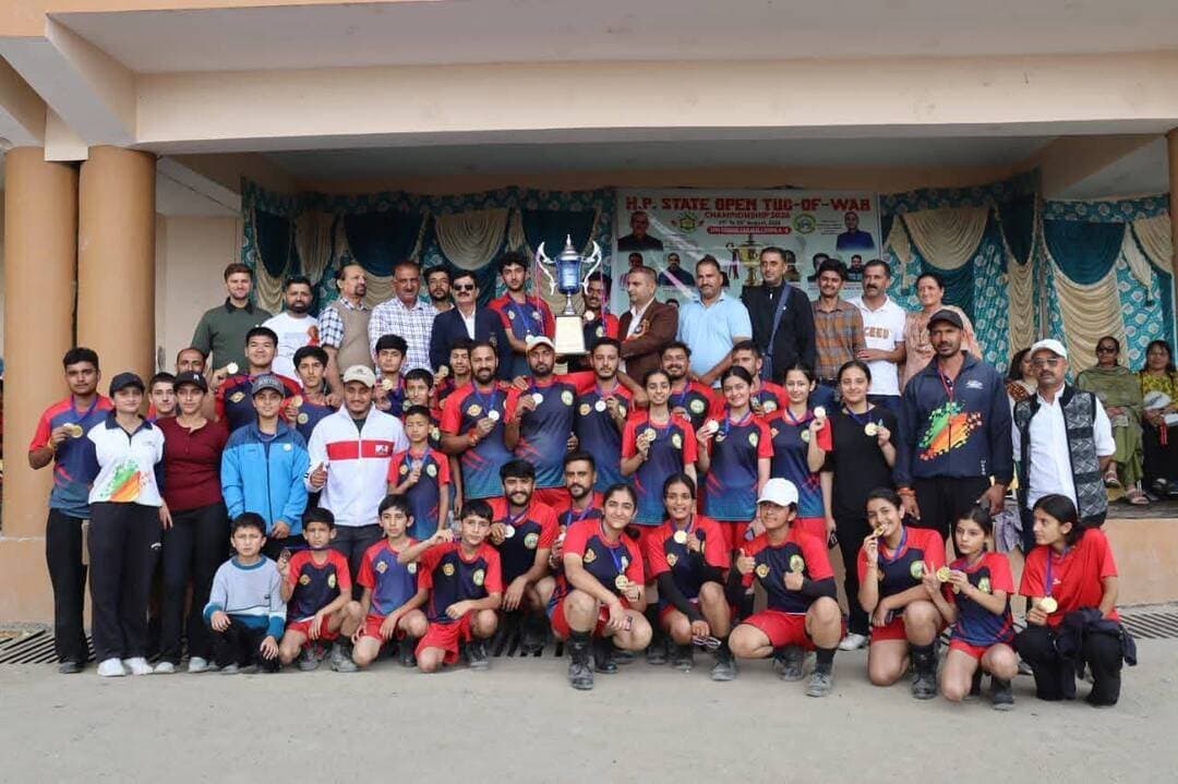 400 खिलाड़ियों की ताकत और टीमवर्क से गूंजा संजौली मैदान
टग ऑफ वॉर चैंपियनशिप में प्रदेशभर की टीमों ने दिखाया दम, पुंदर अकादमी बनी ओवरऑल चैंपियन
शिमला, 30 अगस्त। एसपीएम ग्राउंड संजौली में रविवार को एचपी स्टेट ओपन टग ऑफ वॉर आउटडोर चैंपियनशिप का रोमांचक मुकाबलों के साथ समापन हुआ। दो दिन तक चले इस आयोजन में प्रदेश के विभिन्न जिलों से पहुंचे 400 से अधिक खिलाड़ियों ने हिस्सा लेकर खेल के प्रति बढ़ते उत्साह का परिचय दिया। मैदान में खिलाड़ियों के बीच जोर-आजमाइश के साथ टीमवर्क, अनुशासन और रणनीति की भी कड़ी परीक्षा हुई।
समापन समारोह में टग ऑफ वॉर एसोसिएशन हिमाचल प्रदेश के अध्यक्ष सुनील वर्मा ने बतौर मुख्य अतिथि शिरकत की। उन्होंने विजेता टीमों और खिलाड़ियों को पुरस्कार प्रदान किए। उन्होंने कहा कि टग ऑफ वॉर ऐसा खेल है, जिसमें व्यक्तिगत ताकत के साथ पूरी टीम का तालमेल जीत की सबसे बड़ी कुंजी होता है। प्रदेश के युवाओं में इस खेल के प्रति बढ़ती रुचि उत्साहजनक है।
प्रतियोगिता के अंडर-15 गर्ल्स वर्ग में मडावग और बॉयज वर्ग में शिमला ने खिताब अपने नाम किया। अंडर-19 गर्ल्स और बॉयज दोनों वर्गों में पुंदर अकादमी विजेता रही। सीनियर पुरुष वर्ग में देहा और सीनियर महिला वर्ग में शिमला क्वींस ने पहला स्थान हासिल किया। शानदार प्रदर्शन के आधार पर ओवरऑल विनर ट्रॉफी पुंदर अकादमी के नाम रही।
एसोसिएशन के महासचिव रमेश चौहान ने आयोजन को सफल बनाने में अहम भूमिका निभाई। आयोजकों के अनुसार प्रतियोगिता में बड़ी संख्या में खिलाड़ियों की भागीदारी से प्रदेश में टग ऑफ वॉर के बढ़ते आधार का पता चलता है।