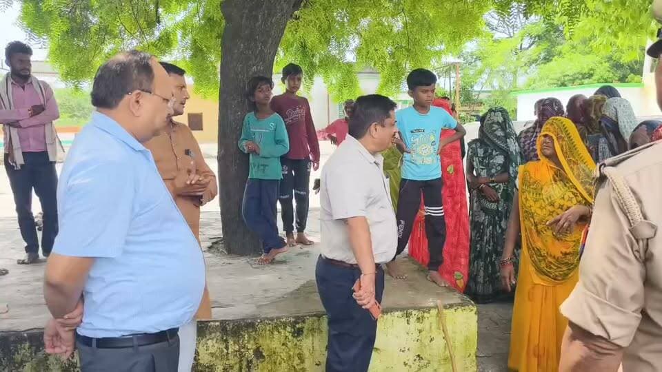 हमीरपुर: शिवनी पंचायत में बाढ़ का कहर, पंचायत भवन बना 100 प्रभावित परिवारों का सहारा; एडीएम-एसडीएम ने बांटी राहत सामग्री
🔥
बाढ़ पीड़ितों के बीच पहुंचे एडीएम-एसडीएम, शिवनी पंचायत के प्रभावित परिवारों को राहत सामग्री का वितरण
📌
शिवनी में बाढ़ का कहर, पंचायत भवन में शरण लिए परिवारों को प्रशासन का सहारा
#Hashtags
#Hamirpur #HamirpurNews #Flood #FloodRelief #Shivni #Muskanra #UPNews #BreakingNews #ADM #SDM #ReliefMaterial #FloodAffected #UttarPradesh #LatestNews #HamirpurTimesNews