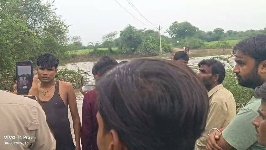 पुरैनी गांव में उफनाते नाले को पार करते समय एक युवती तेज बहाव की चपेट में आकर बह गई। सूचना पर पहुंची पुलिस स्थानीय गोताखोरों और ग्रामीणों की मदद से युवती की तलाश में जुटी है, लेकिन काफी मशक्कत के बाद भी अभी तक कोई सुराग नहीं लग सका है। जानकारी के अनुसार, पुरैनी गांव निवासी साधुराम की पुत्री प्रयांशी रविवार को पशुओं के लिए खेतों से चारा लेने गई थी। शाम को जब वह चारा लेकर घर लौट रही थी, तभी रास्ते में पड़ने वाले नाले में पानी का बहाव बेहद तेज था। नाला पार करने के दौरान प्रयांशी का संतुलन बिगड़ गया और वह पानी के तेज बहाव में बहने लगी। पास ही में मौजूद चरवाहों ने उसे डूबते देखा तो बचाने का प्रयास किया, लेकिन देखते ही देखते वह गहरे पानी में समा गई। घटना की जानकारी मिलते ही परिजनों में कोहराम मच गया। ग्रामीणों ने तत्काल इसकी सूचना थाना पुलिस को दी। मौके पर पहुंची पुलिस टीम ने ग्रामीणों की मदद से नाले में रेस्क्यू ऑपरेशन शुरू किया। खबर लिखे जाने तक युवती का कुछ पता नहीं चल सका था। घटना की खबर फैलते ही नाले के आसपास ग्रामीणों का भारी हुजूम जमा हो गया। परिजनों का रो-रोकर बुरा हाल है। पुलिस प्रशासन का कहना है कि खोजबीन लगातार जारी है और जरूरत पड़ने पर अन्य राहत टीमों को भी बुलाया जाएगा।