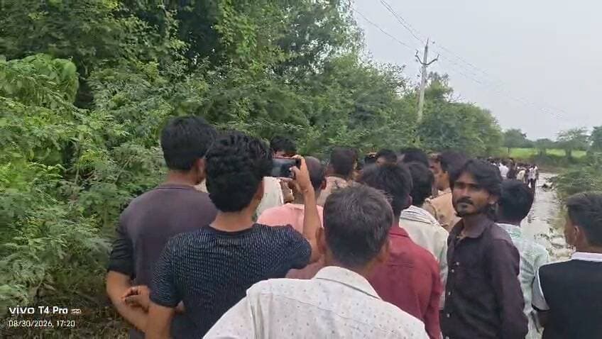 हमीरपुर - खेतों से घर लौट रही युवती उफनाते नाले में बही, पुलिस व ग्रामीणों की तलाश जारी*
जलालपुर (हमीरपुर)। क्षेत्र के पुरैनी गांव में उफनाते नाले को पार करते समय एक युवती तेज बहाव की चपेट में आकर बह गई। सूचना पर पहुंची पुलिस स्थानीय गोताखोरों और ग्रामीणों की मदद से युवती की तलाश में जुटी है, लेकिन काफी मशक्कत के बाद भी अभी तक कोई सुराग नहीं लग सका है। जानकारी के अनुसार, पुरैनी गांव निवासी साधुराम की पुत्री प्रयांशी रविवार को पशुओं के लिए खेतों से चारा लेने गई थी। शाम को जब वह चारा लेकर घर लौट रही थी, तभी रास्ते में पड़ने वाले नाले में पानी का बहाव बेहद तेज था। नाला पार करने के दौरान प्रयांशी का संतुलन बिगड़ गया और वह पानी के तेज बहाव में बहने लगी। पास ही में मौजूद चरवाहों ने उसे डूबते देखा तो बचाने का प्रयास किया, लेकिन देखते ही देखते वह गहरे पानी में समा गई। घटना की जानकारी मिलते ही परिजनों में कोहराम मच गया। ग्रामीणों ने तत्काल इसकी सूचना थाना पुलिस को दी। मौके पर पहुंची पुलिस टीम ने ग्रामीणों की मदद से नाले में रेस्क्यू ऑपरेशन शुरू किया। खबर लिखे जाने तक युवती का कुछ पता नहीं चल सका था। घटना की खबर फैलते ही नाले के आसपास ग्रामीणों का भारी हुजूम जमा हो गया। परिजनों का रो-रोकर बुरा हाल है। पुलिस प्रशासन का कहना है कि खोजबीन लगातार जारी है और जरूरत पड़ने पर अन्य राहत टीमों को भी बुलाया जाएगा।