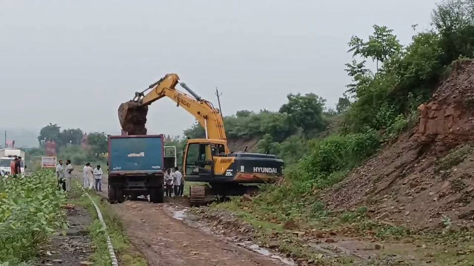 बाढ़ आपदा का बहाना कर रेस्ट हॉउस की आवंटित जमीन को खोद रहा Nhai पूछने पर मिनिस्ट्री की धमकी देकर कर रहे है अबैध खनन...