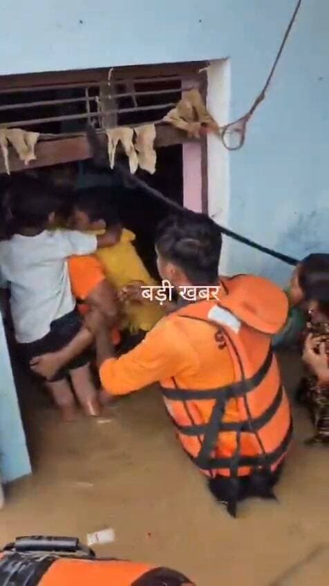 💥 बड़ी खबर💥
चित्रकूट में संकट की घड़ी में SDRF और जिला प्रशासन ने पूरी तत्परता के साथ मोर्चा संभाला। युद्धस्तर पर चले राहत-बचाव अभियान से सभी जिंदगियां सुरक्षित बचाई गईं।