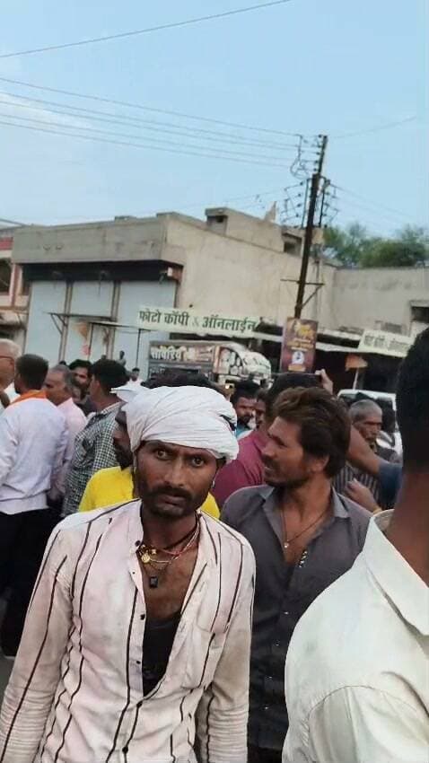 #गरोठ अपडेट डबल मर्डर हत्याकांड का मामला सुलझाने के बाद आरोपियों का जुलूस निकालने की मांग को लेकर बंजारा समाज के लोग पहुंचे थे गरोठ थाने..*पुलिस के समझाने के बाद हटे*
