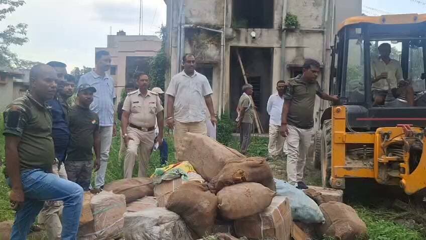 बाजपट्टी थाना परिसर में मजिस्ट्रेट के उपस्थिति में 16 अलग अलग कांडों में कुल 1530 लीटर देसी तथा विदेशी शराब का विधिवत् विनष्टीकरण किया गया।