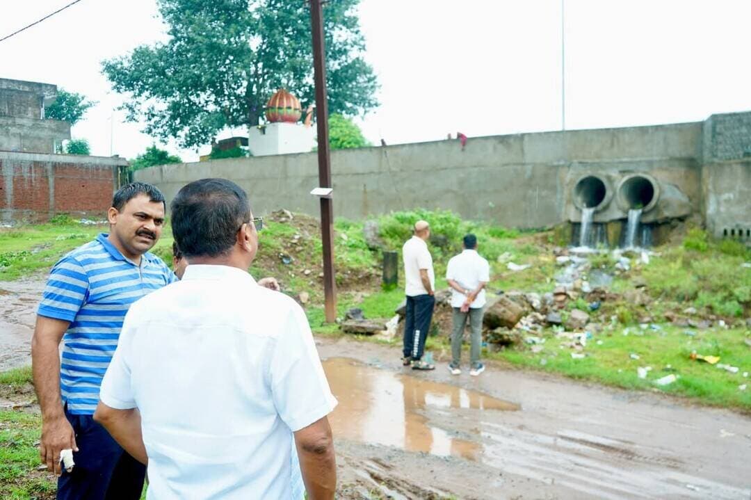 सतना नारायण तालाब में जल रिसाव की सूचना मिलते ही महापौर योगेश ताम्रकार तत्काल मौके पर पहुंचकर नगर निगम की पूरी टीम के साथ स्थिति का जायजा लिया।
निरीक्षण के दौरान तालाब के पानी का बहाव सामान्य एवं नियंत्रित पाया गया। वर्तमान स्थिति पूरी तरह से निगरानी में है और मैं स्वयं अपनी पूरी टीम के साथ लगातार स्थिति पर नजर बनाए हुए हूं। तालाब के फूटने जैसी कोई स्थिति या खतरा वर्तमान में नहीं है।
फिर भी नागरिकों की सुरक्षा हमारी सर्वोच्च प्राथमिकता है। नारायण तालाब के आसपास एवं निचले क्षेत्रों में रहने वाले नागरिकों से विनम्र अपील है कि सावधान रहें, सतर्क रहें और किसी भी प्रकार की अफवाह पर ध्यान न दें।