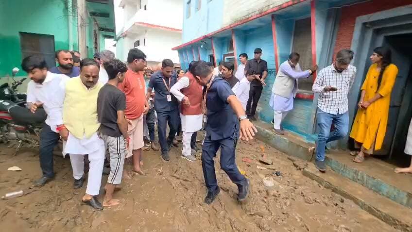 कीचड़ के बीच पैदल चलकर चित्रकूट में बाढ़ पीड़ितों के घरों में पहुंचे प्रदेश के सीएम डॉ मोहन यादव, बांटी राहत सामग्री; बोले- संकट में सरकार आपके साथ