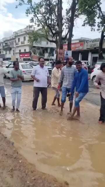 अंबिकापुर में खस्ताहाल सड़क को लेकर समाज सेवकों का अनोखा प्रदर्शन #news #trending #viral